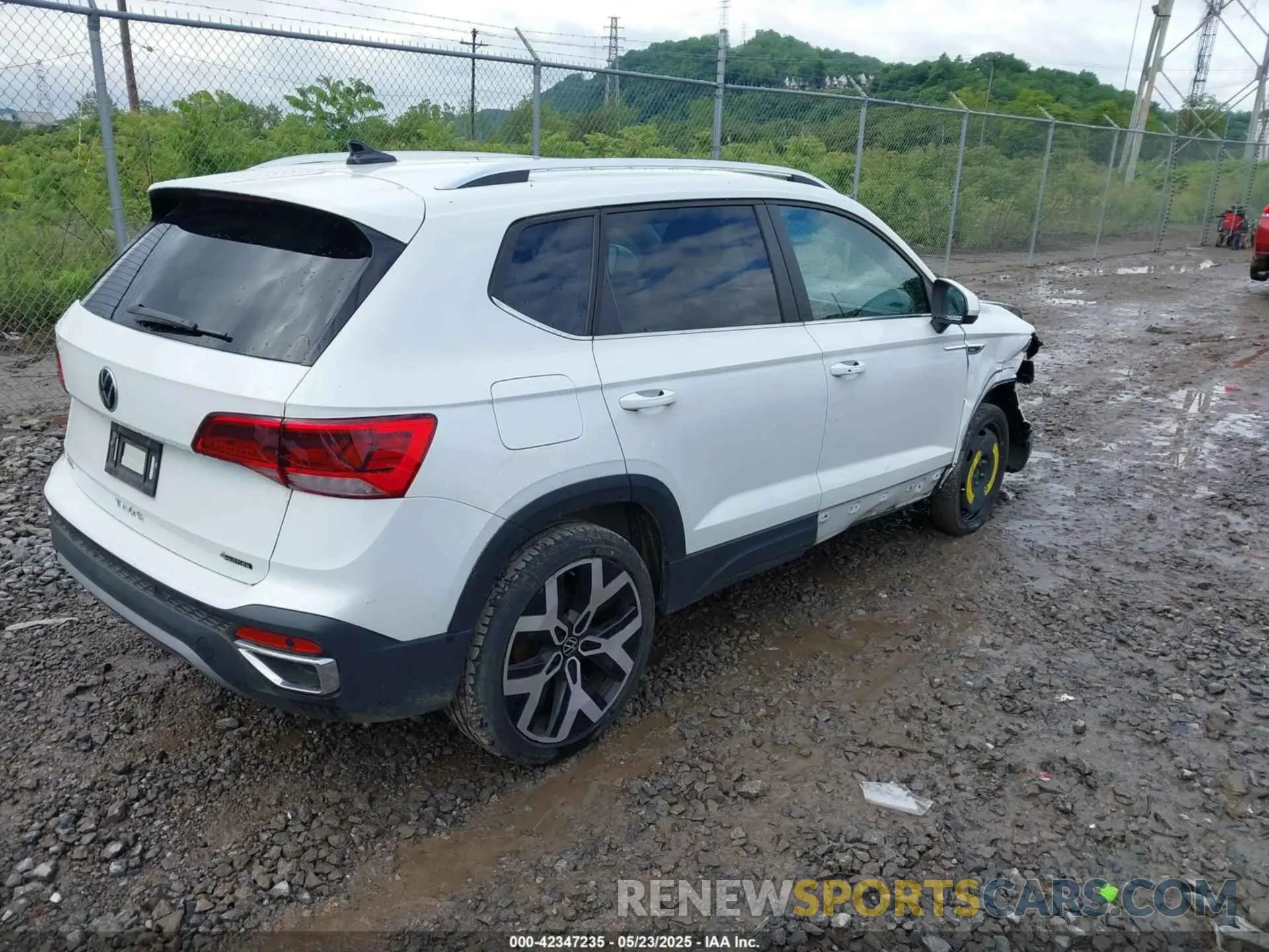 4 Photograph of a damaged car 3VVJX7B23NM020157 VOLKSWAGEN TAOS 2022