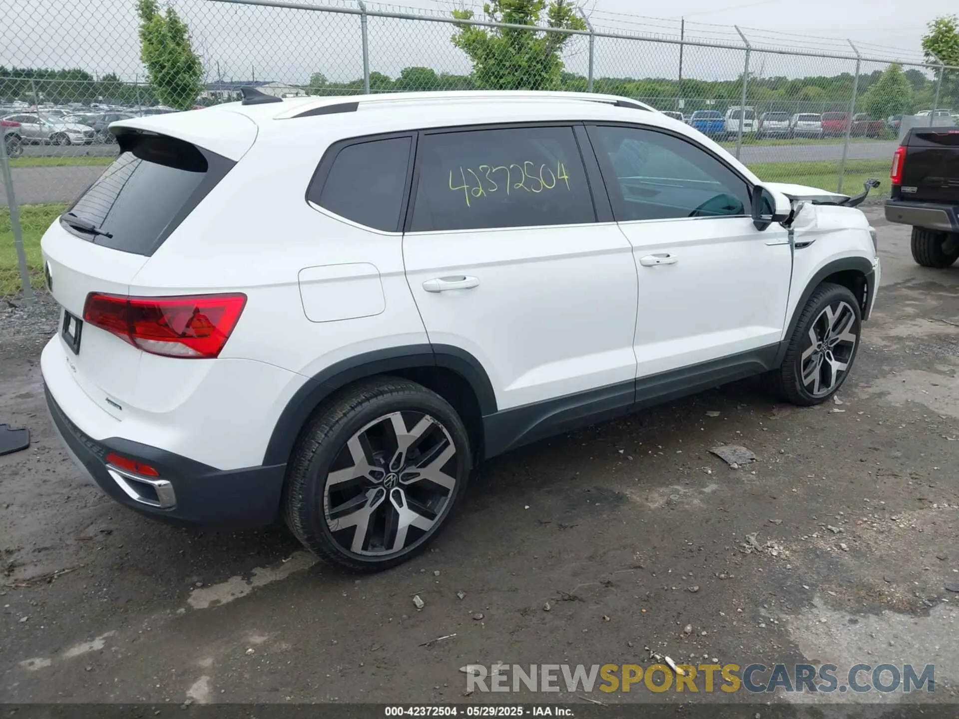 4 Photograph of a damaged car 3VVJX7B27NM022946 VOLKSWAGEN TAOS 2022
