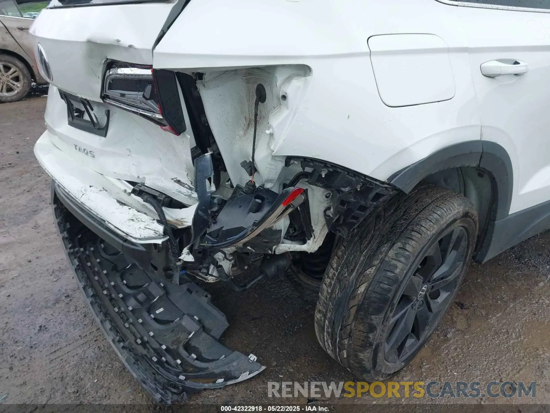 6 Photograph of a damaged car 3VVPX7B25NM010658 VOLKSWAGEN TAOS 2022