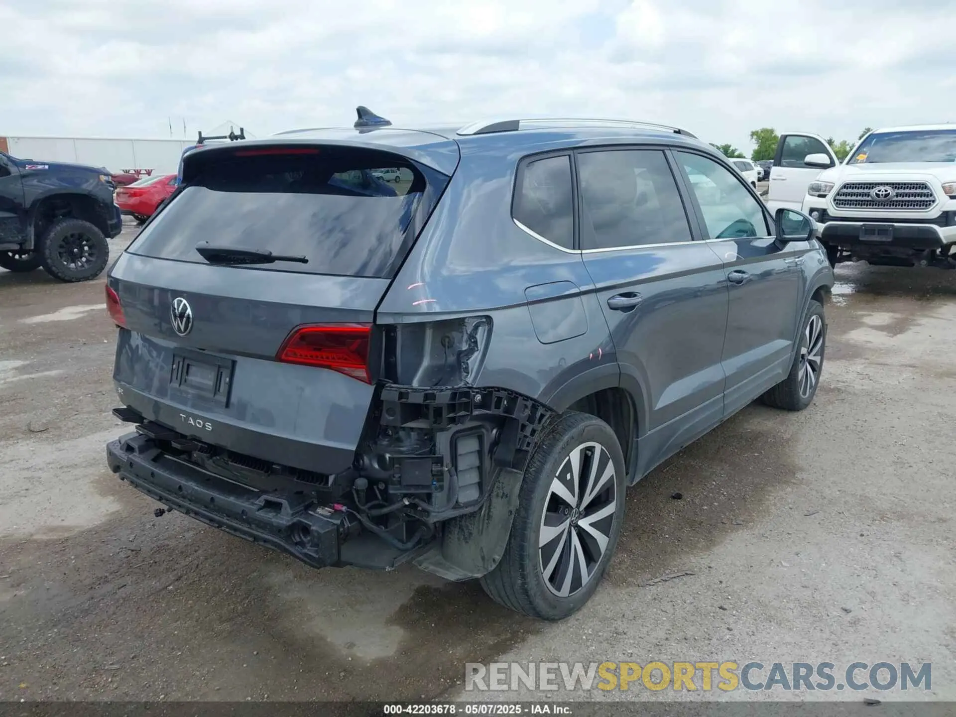 4 Photograph of a damaged car 3VVRX7B22NM036448 VOLKSWAGEN TAOS 2022