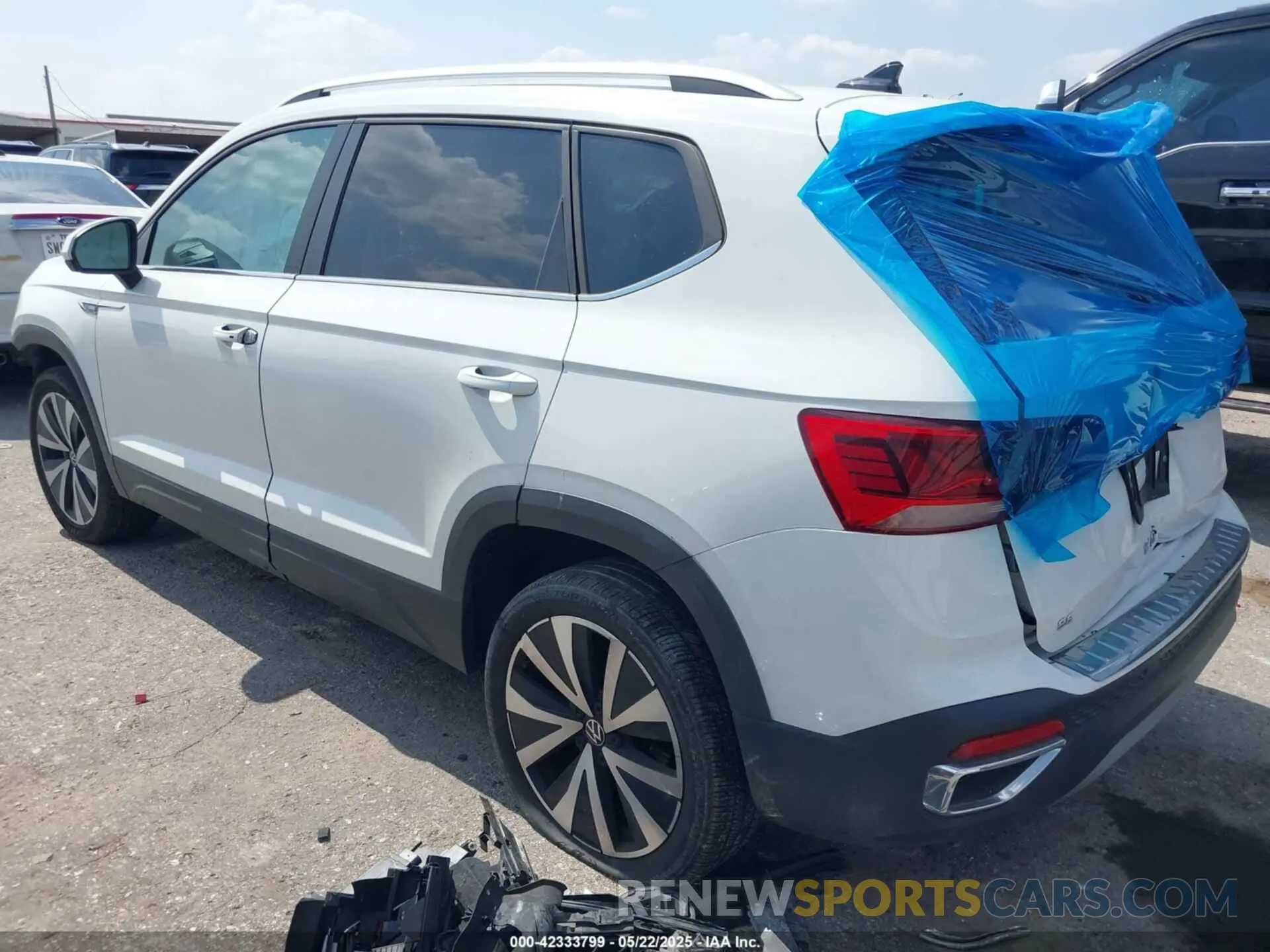 3 Photograph of a damaged car 3VVSX7B23NM014878 VOLKSWAGEN TAOS 2022