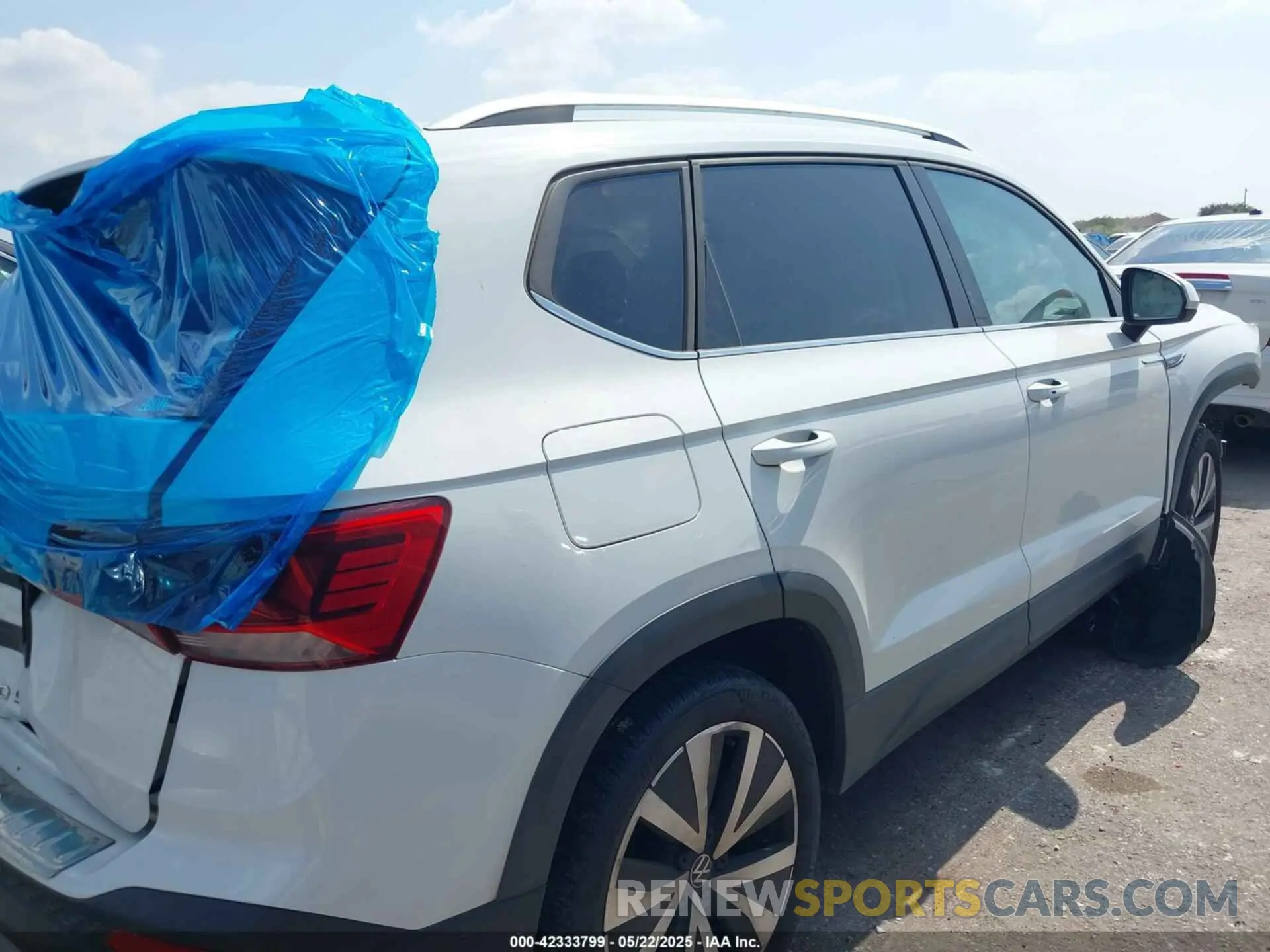 4 Photograph of a damaged car 3VVSX7B23NM014878 VOLKSWAGEN TAOS 2022