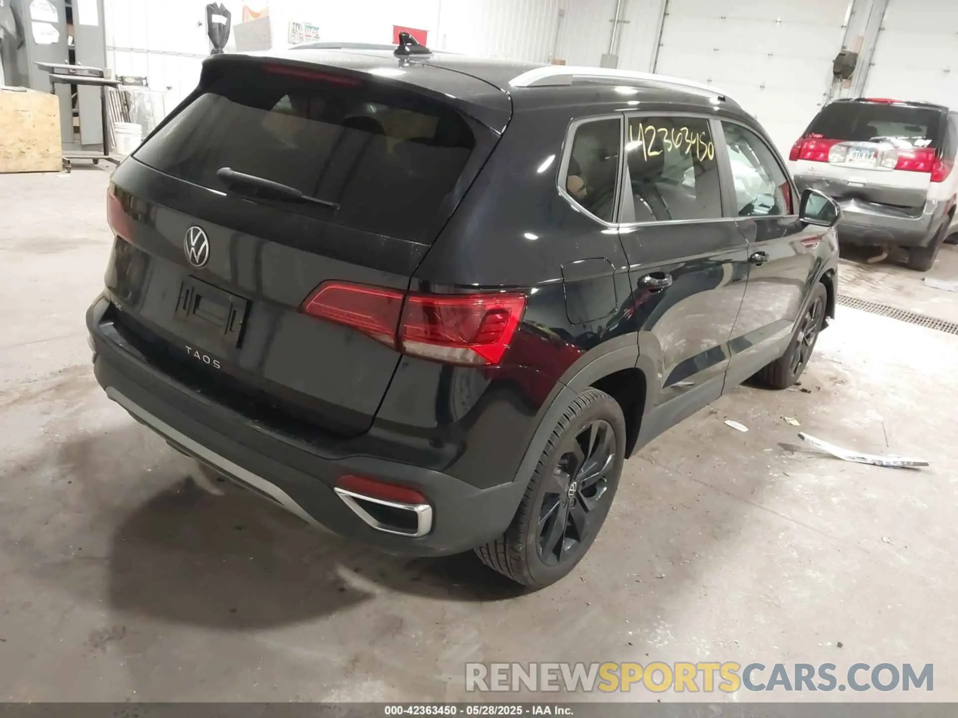 4 Photograph of a damaged car 3VVSX7B24NM095017 VOLKSWAGEN TAOS 2022