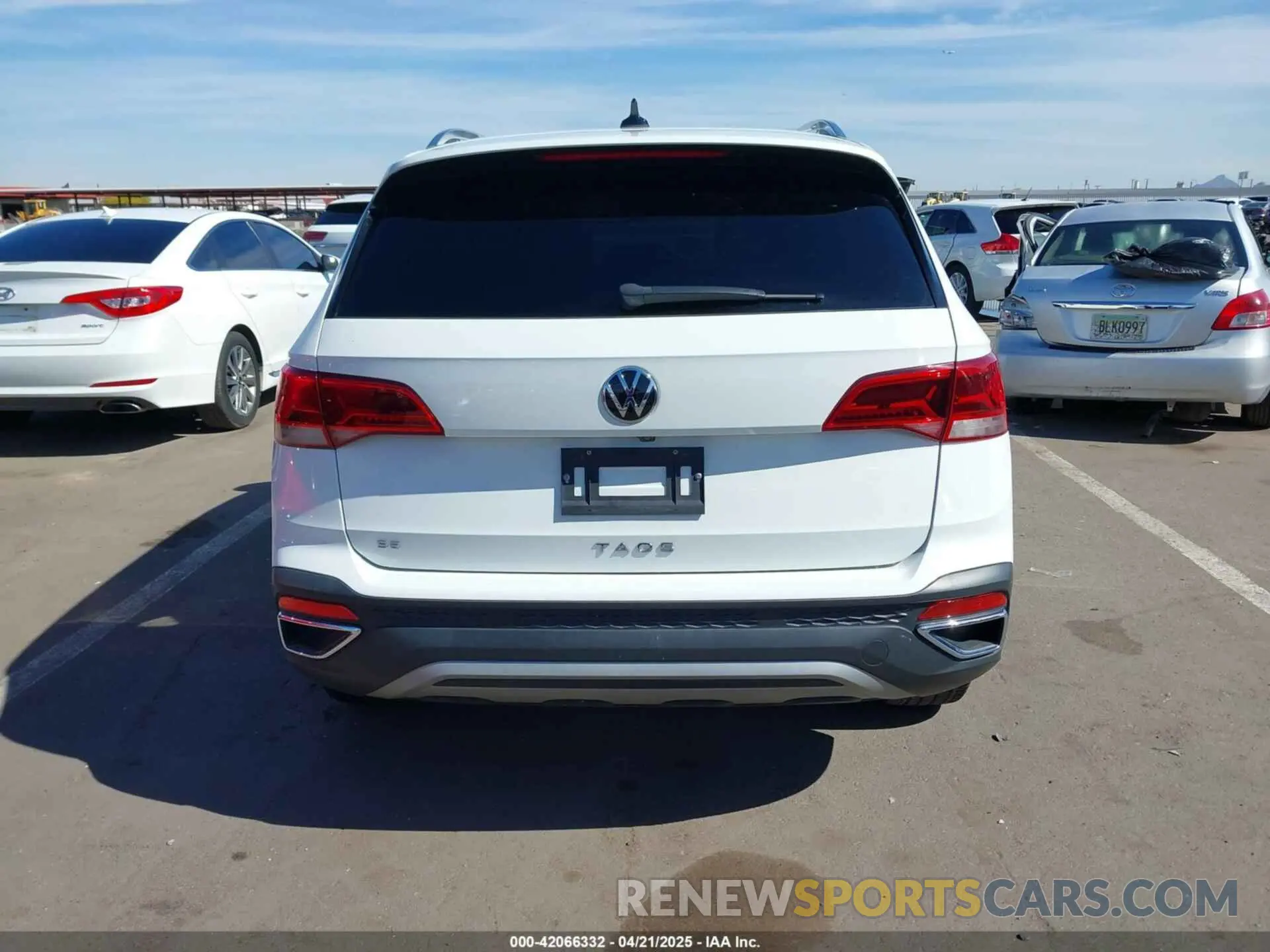 17 Photograph of a damaged car 3VVTX7B2XNM018298 VOLKSWAGEN TAOS 2022