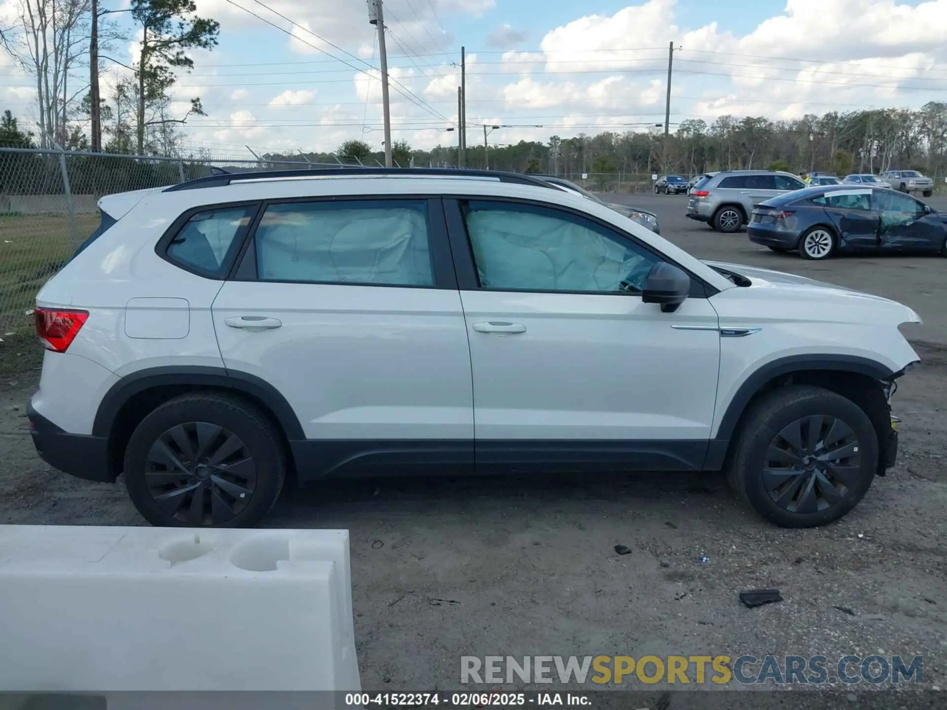 13 Photograph of a damaged car 3VVCX7B2XPM330477 VOLKSWAGEN TAOS 2023