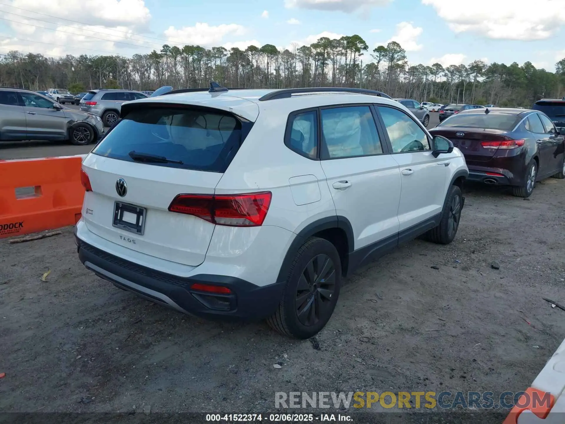 4 Photograph of a damaged car 3VVCX7B2XPM330477 VOLKSWAGEN TAOS 2023