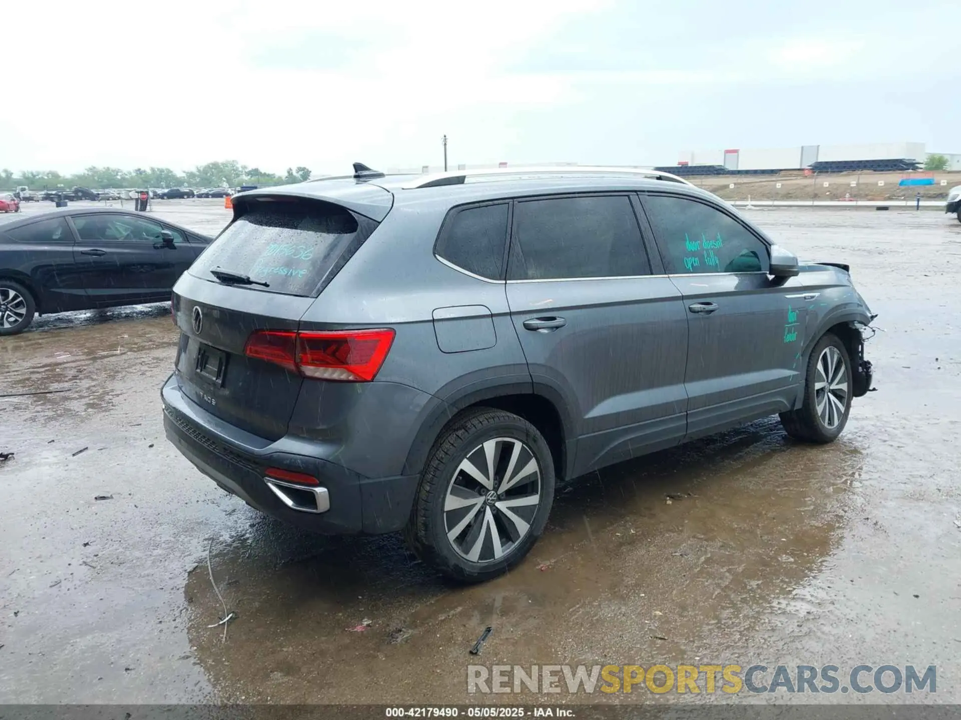 4 Photograph of a damaged car 3VVEX7B21PM344647 VOLKSWAGEN TAOS 2023