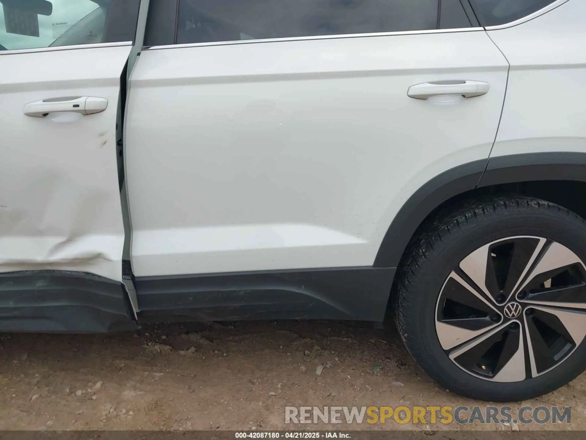 18 Photograph of a damaged car 3VVVX7B28PM360666 VOLKSWAGEN TAOS 2023