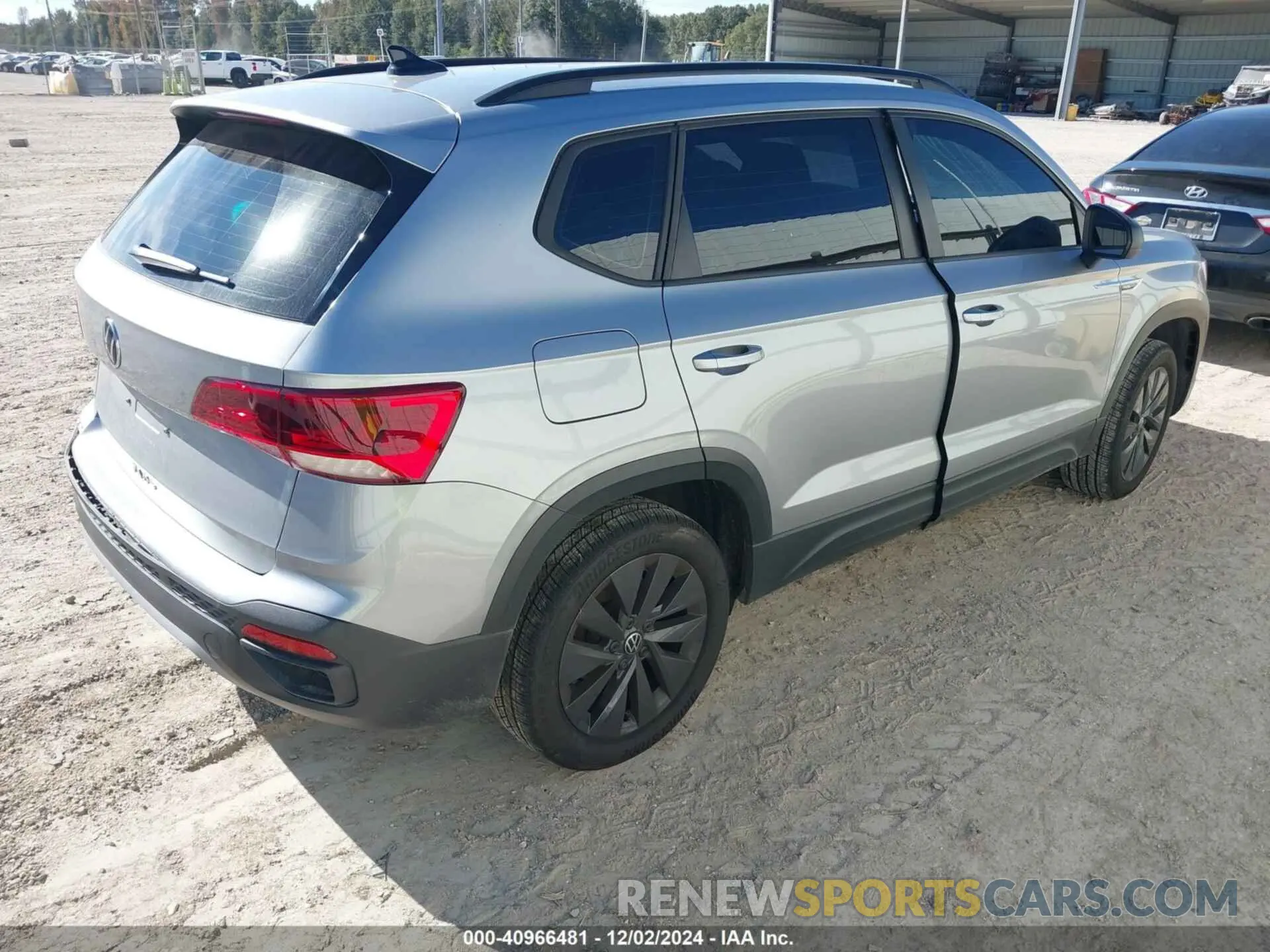4 Photograph of a damaged car 3VV5X7B21RM105084 VOLKSWAGEN TAOS 2024
