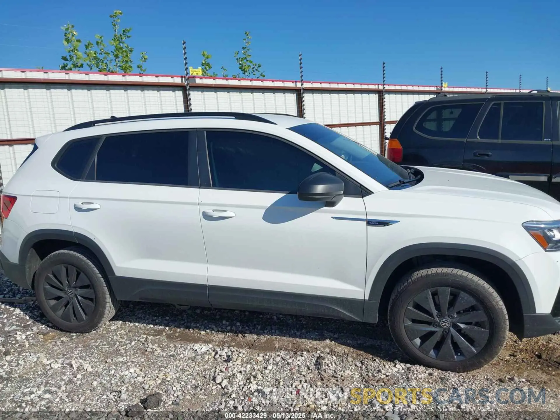 14 Photograph of a damaged car 3VV5X7B23RM101795 VOLKSWAGEN TAOS 2024