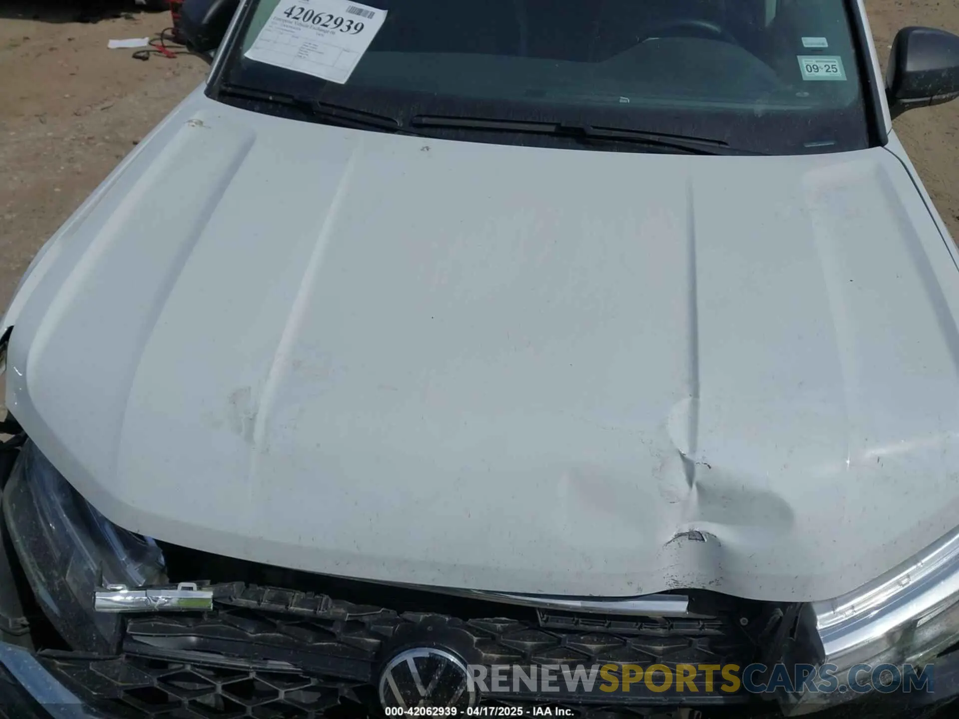 10 Photograph of a damaged car 3VV5X7B28RM010019 VOLKSWAGEN TAOS 2024