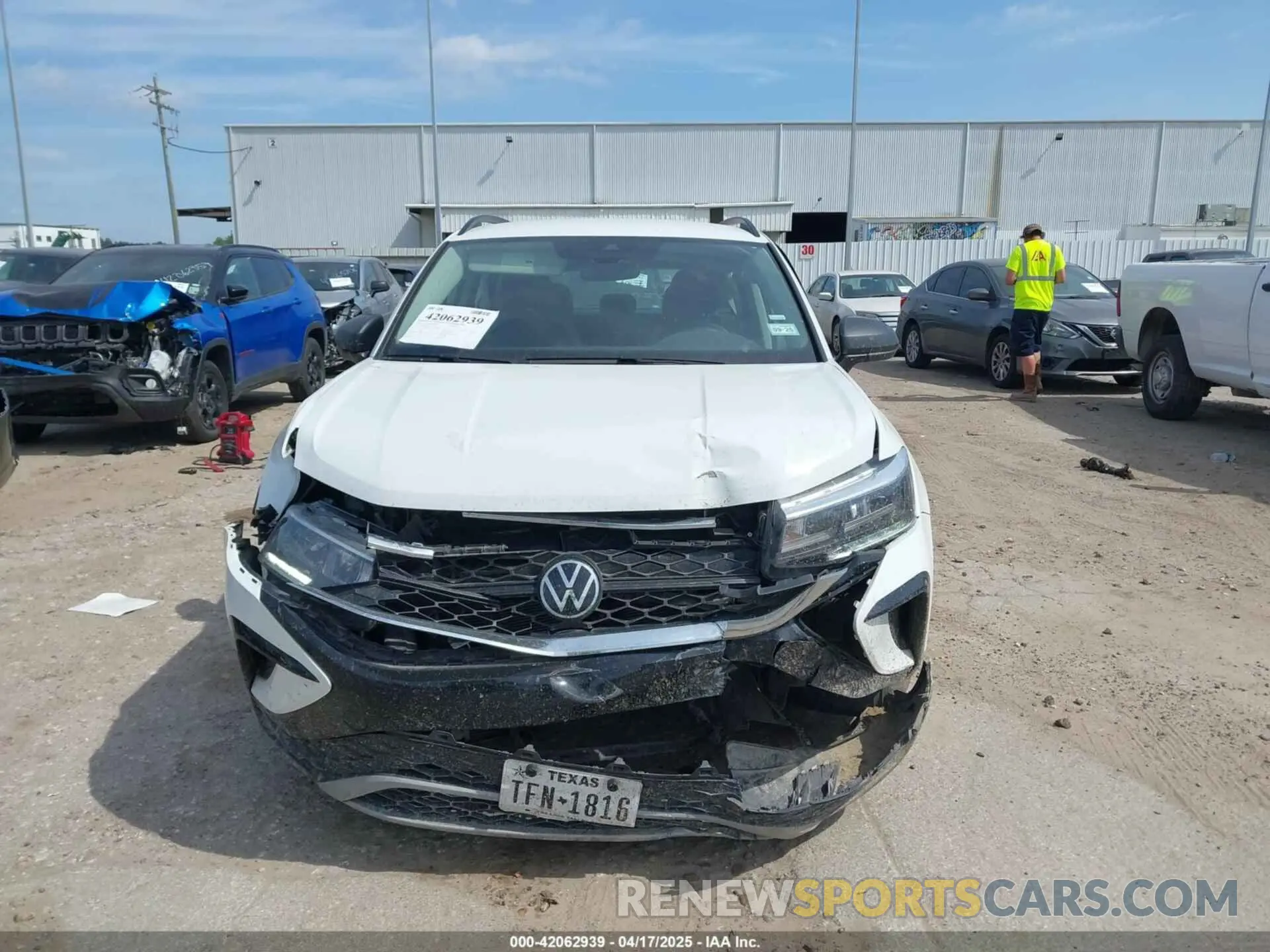 12 Photograph of a damaged car 3VV5X7B28RM010019 VOLKSWAGEN TAOS 2024