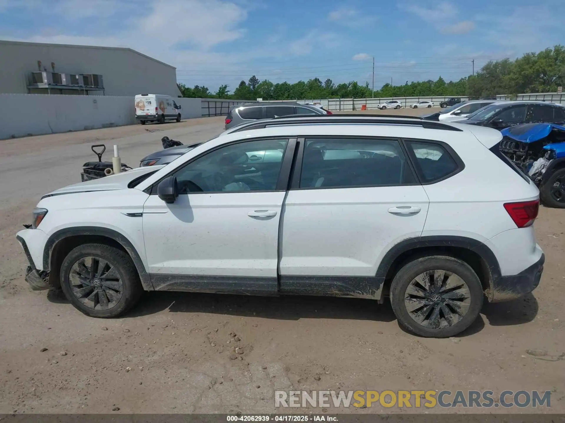 14 Photograph of a damaged car 3VV5X7B28RM010019 VOLKSWAGEN TAOS 2024