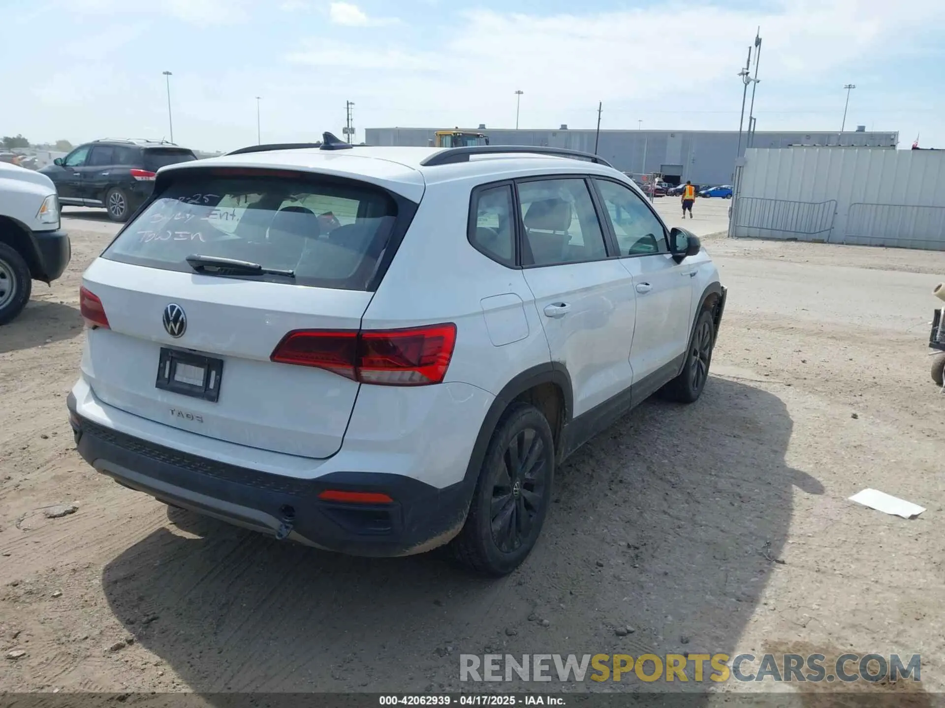 4 Photograph of a damaged car 3VV5X7B28RM010019 VOLKSWAGEN TAOS 2024