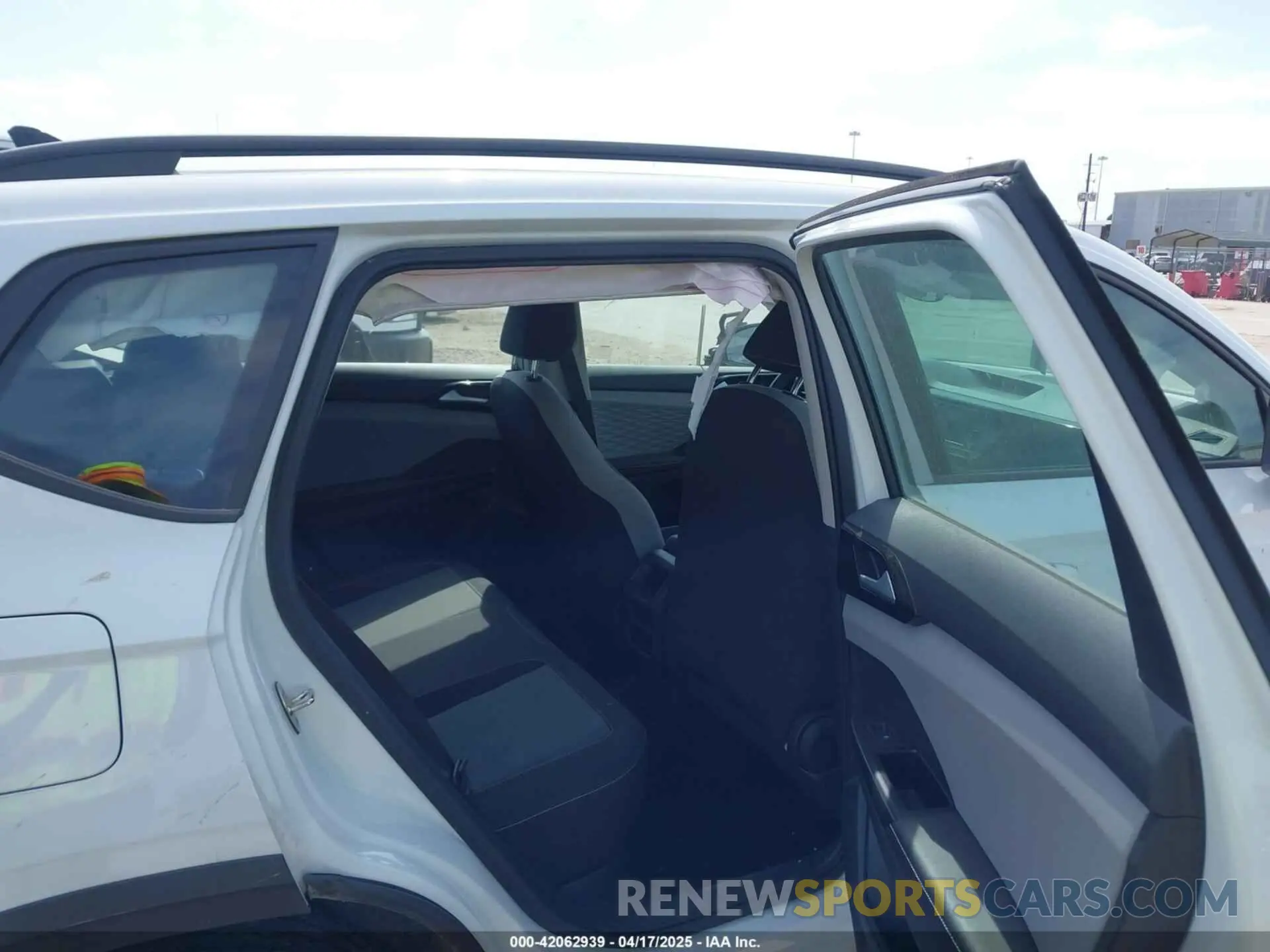 8 Photograph of a damaged car 3VV5X7B28RM010019 VOLKSWAGEN TAOS 2024