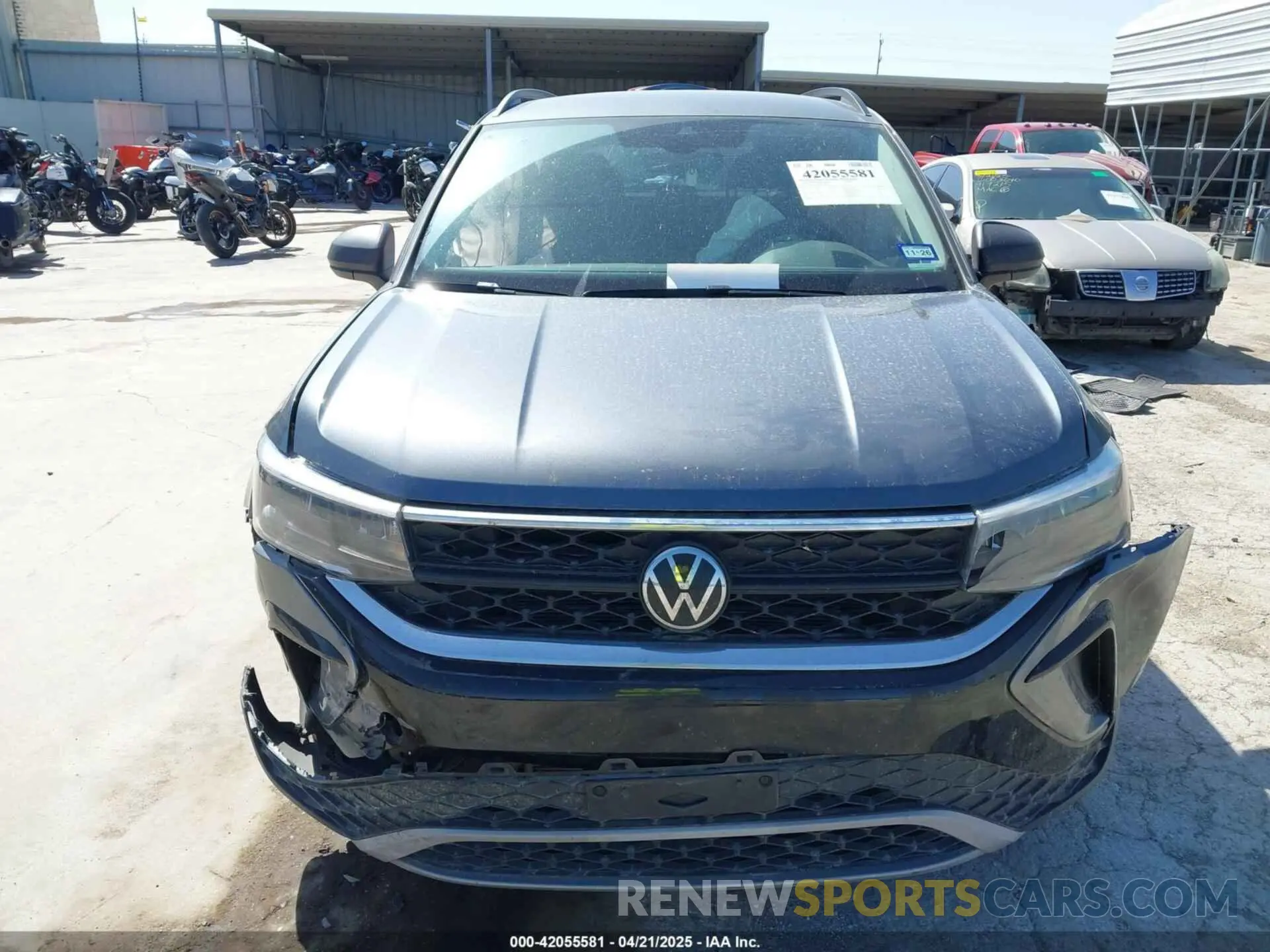 12 Photograph of a damaged car 3VV5X7B28RM104627 VOLKSWAGEN TAOS 2024