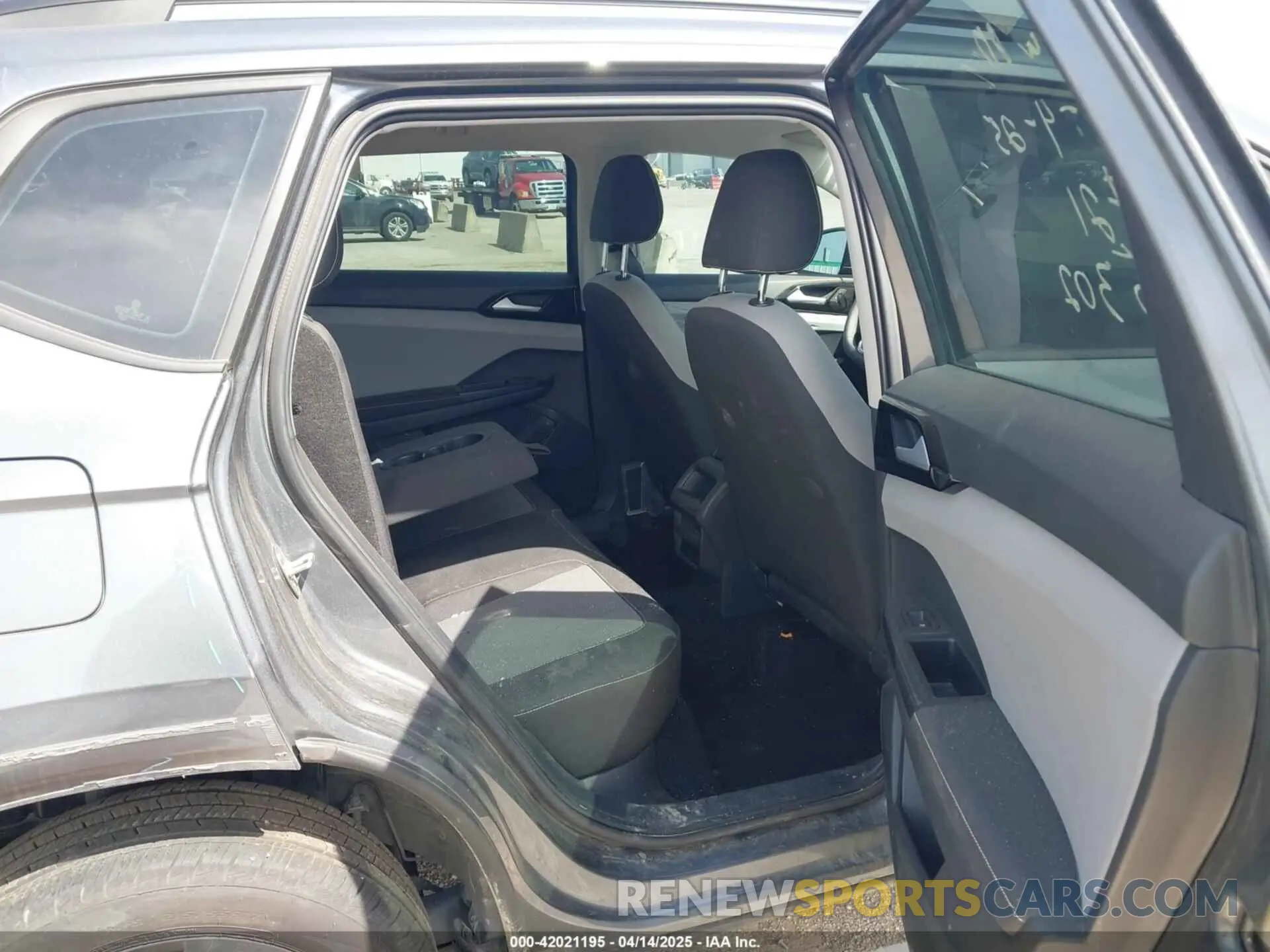 8 Photograph of a damaged car 3VV5X7B29RM073159 VOLKSWAGEN TAOS 2024