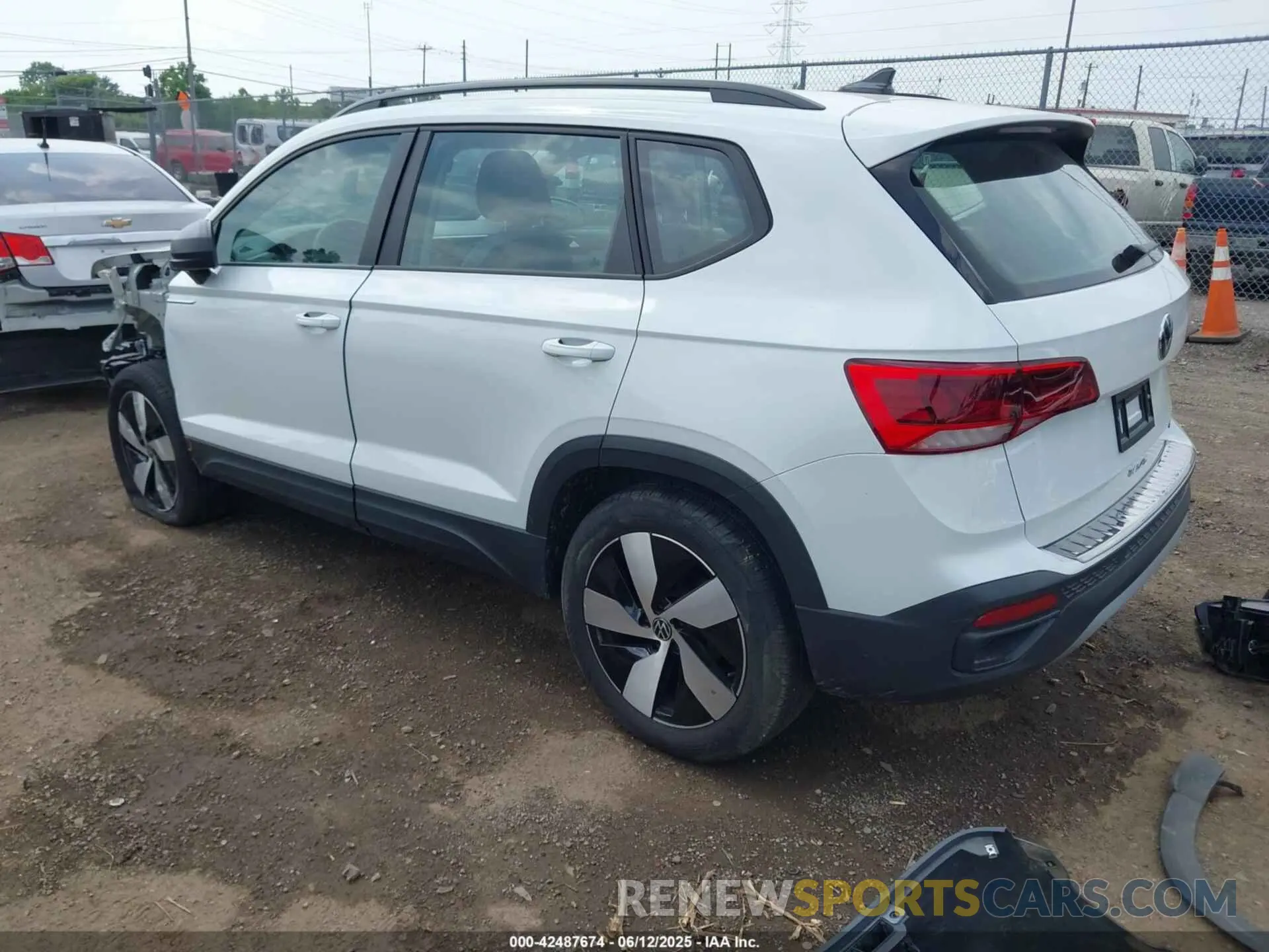 3 Photograph of a damaged car 3VV8X7B25RM041693 VOLKSWAGEN TAOS 2024