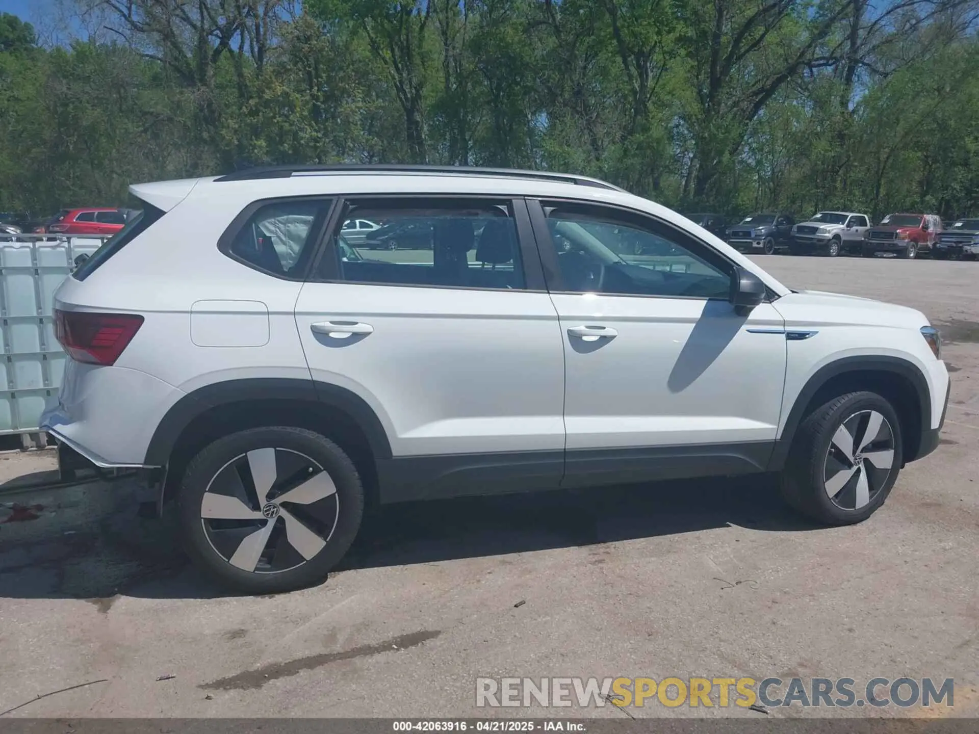 14 Photograph of a damaged car 3VV8X7B28RM080388 VOLKSWAGEN TAOS 2024