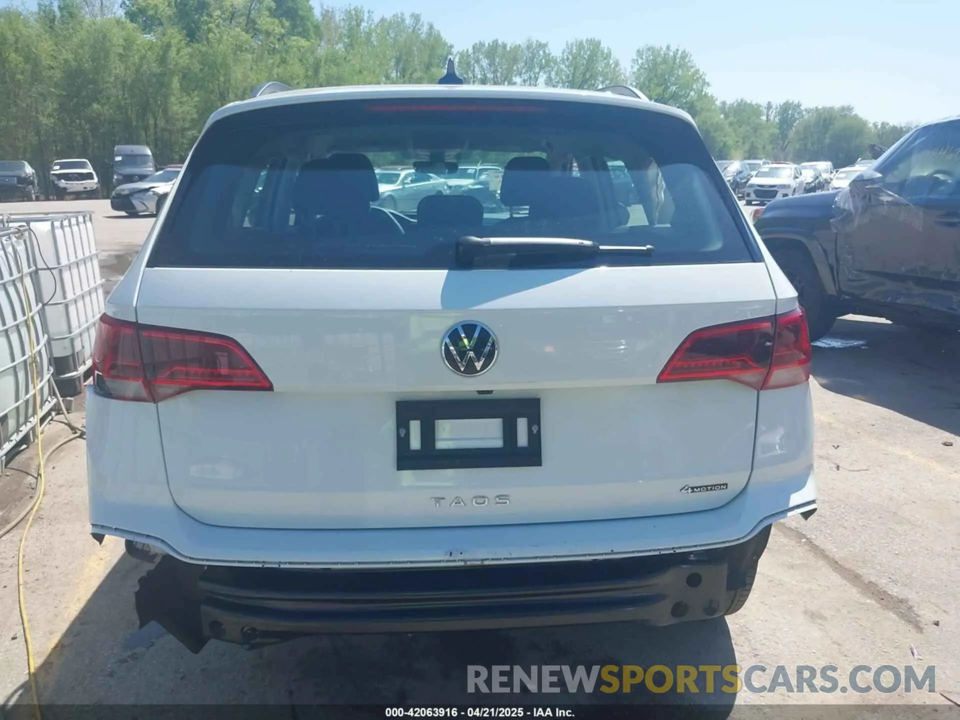 17 Photograph of a damaged car 3VV8X7B28RM080388 VOLKSWAGEN TAOS 2024