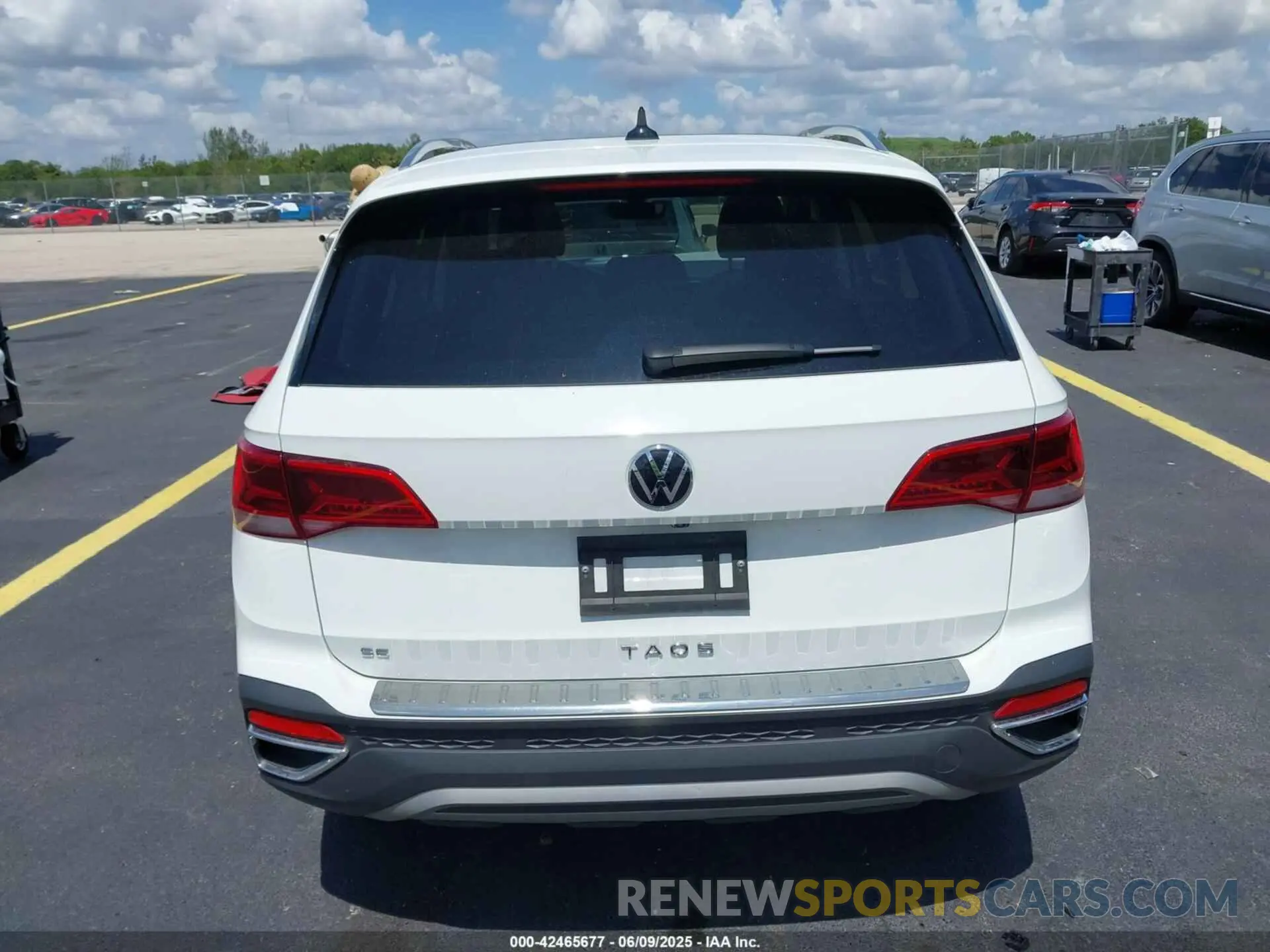 17 Photograph of a damaged car 3VVEX7B28RM056904 VOLKSWAGEN TAOS 2024