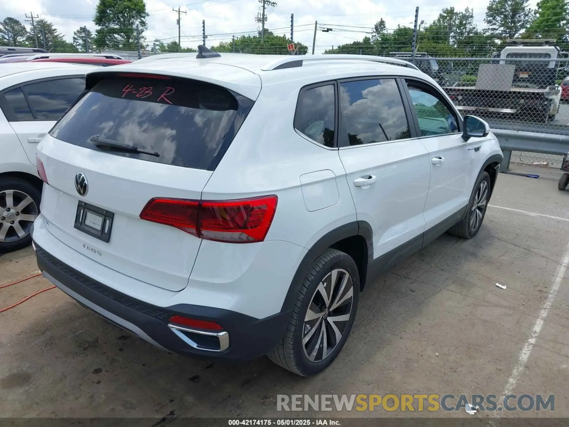 4 Photograph of a damaged car 3VVSX7B24RM001126 VOLKSWAGEN TAOS 2024