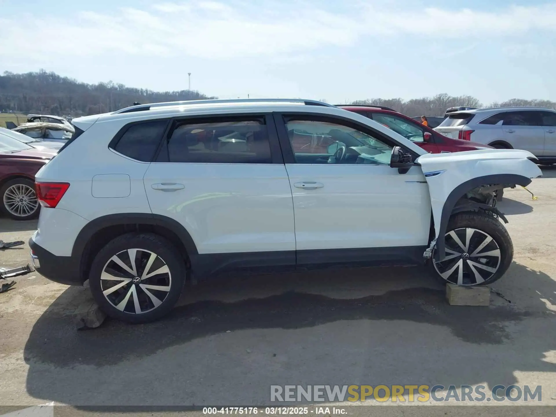 14 Photograph of a damaged car 3VVSX7B25RM071752 VOLKSWAGEN TAOS 2024