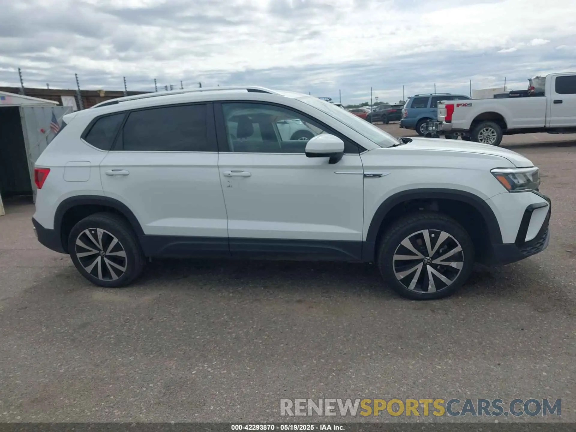 13 Photograph of a damaged car 3VVSX7B28RM003039 VOLKSWAGEN TAOS 2024