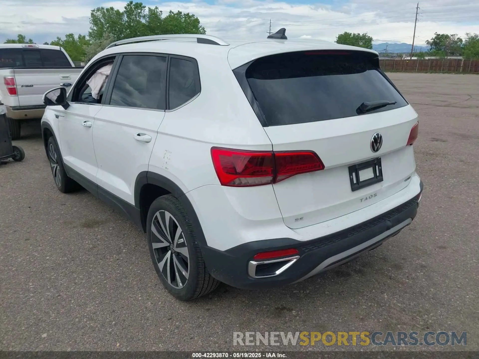 3 Photograph of a damaged car 3VVSX7B28RM003039 VOLKSWAGEN TAOS 2024