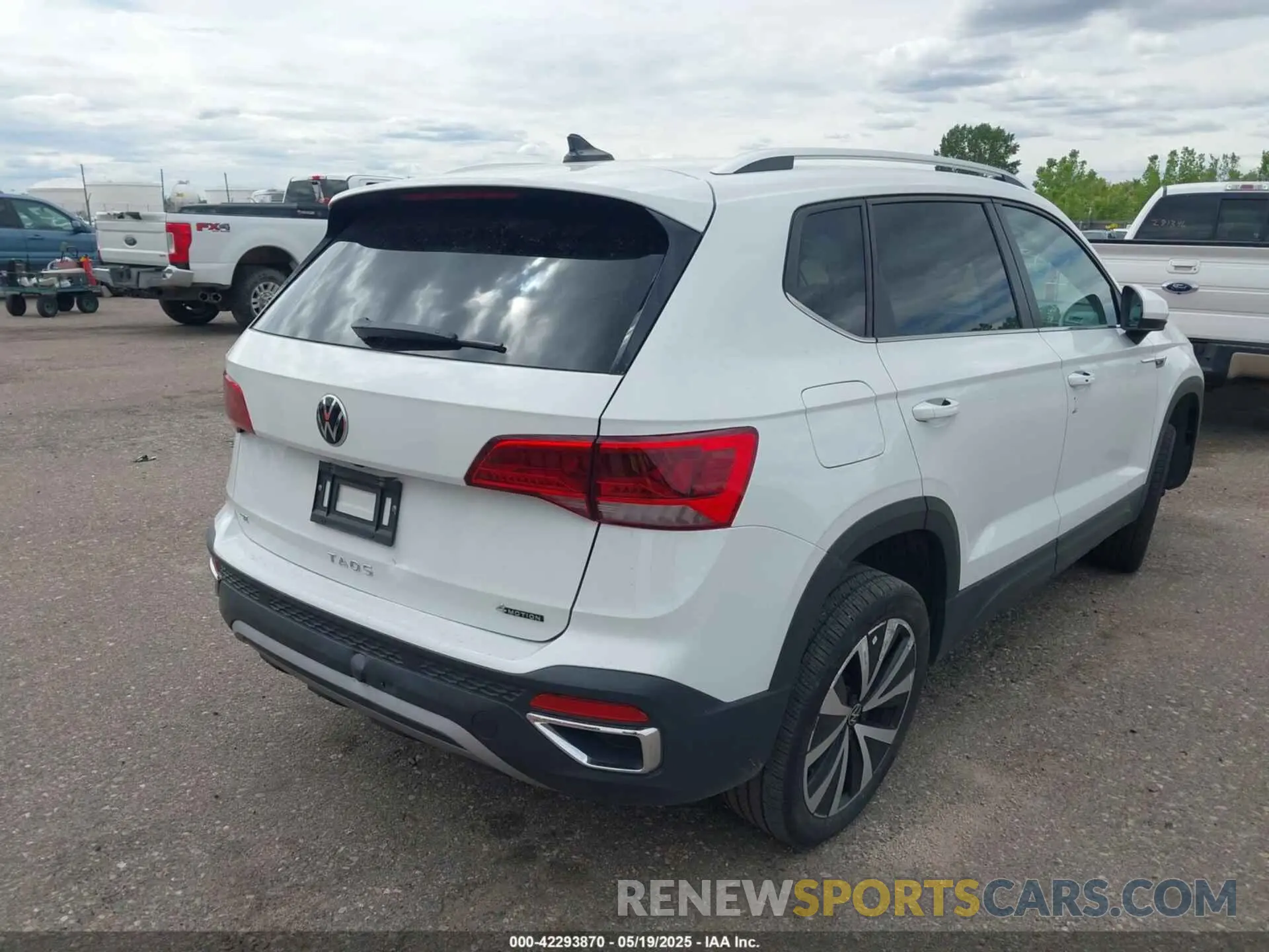 4 Photograph of a damaged car 3VVSX7B28RM003039 VOLKSWAGEN TAOS 2024