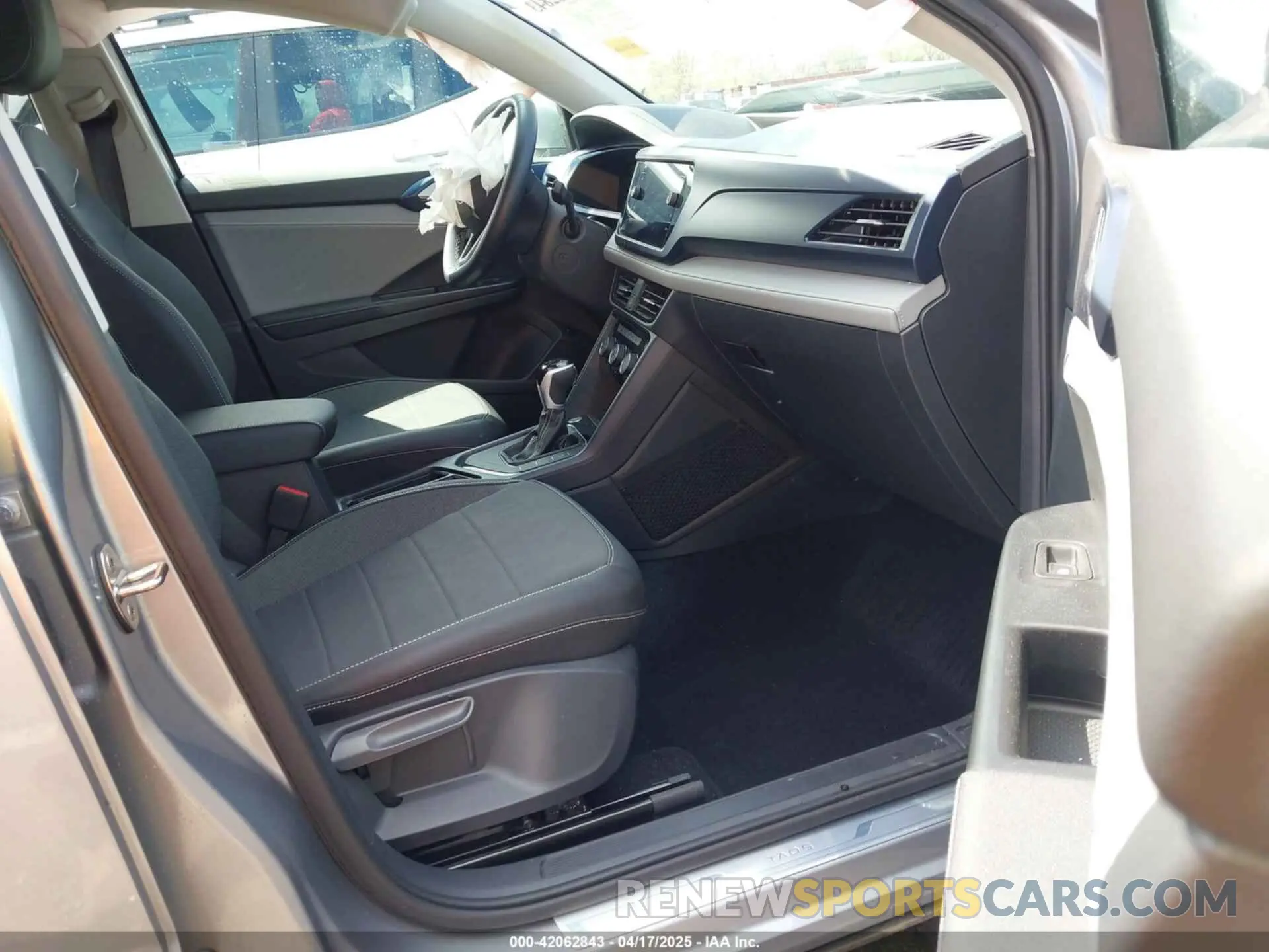 5 Photograph of a damaged car 3VVSX7B29RM099005 VOLKSWAGEN TAOS 2024