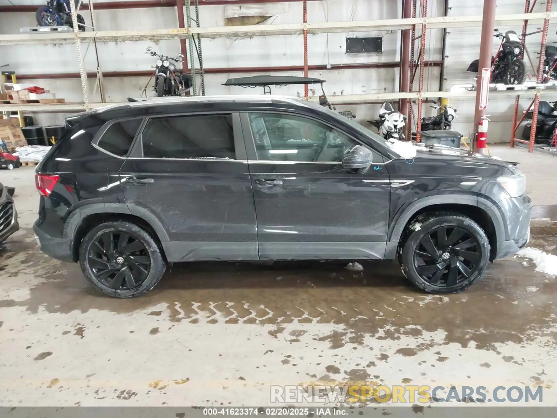 14 Photograph of a damaged car 3VVUX7B24RM044079 VOLKSWAGEN TAOS 2024