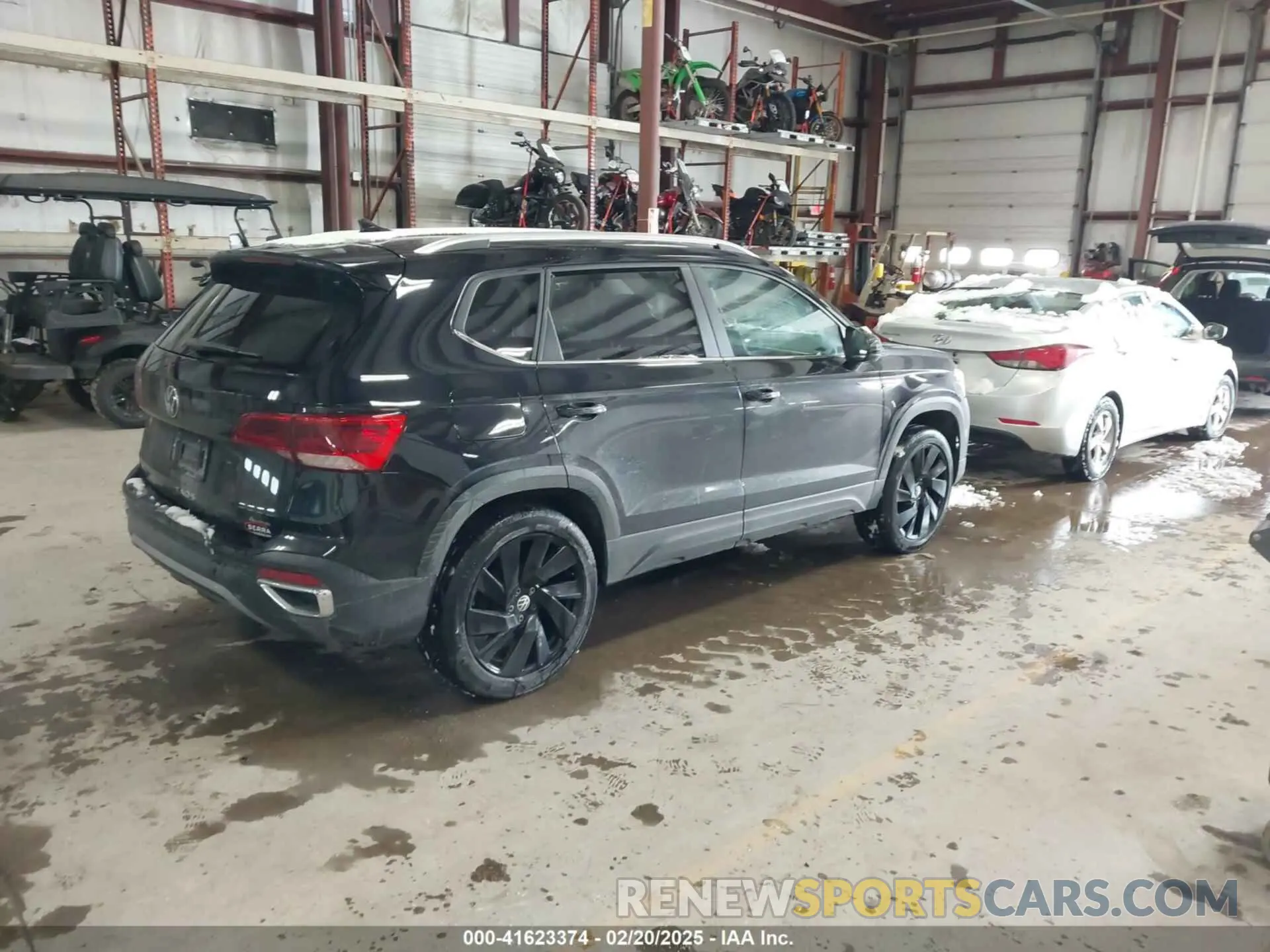 4 Photograph of a damaged car 3VVUX7B24RM044079 VOLKSWAGEN TAOS 2024