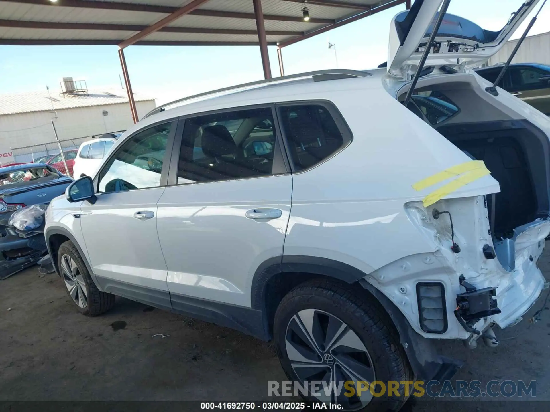 15 Photograph of a damaged car 3VVUX7B28RM062424 VOLKSWAGEN TAOS 2024