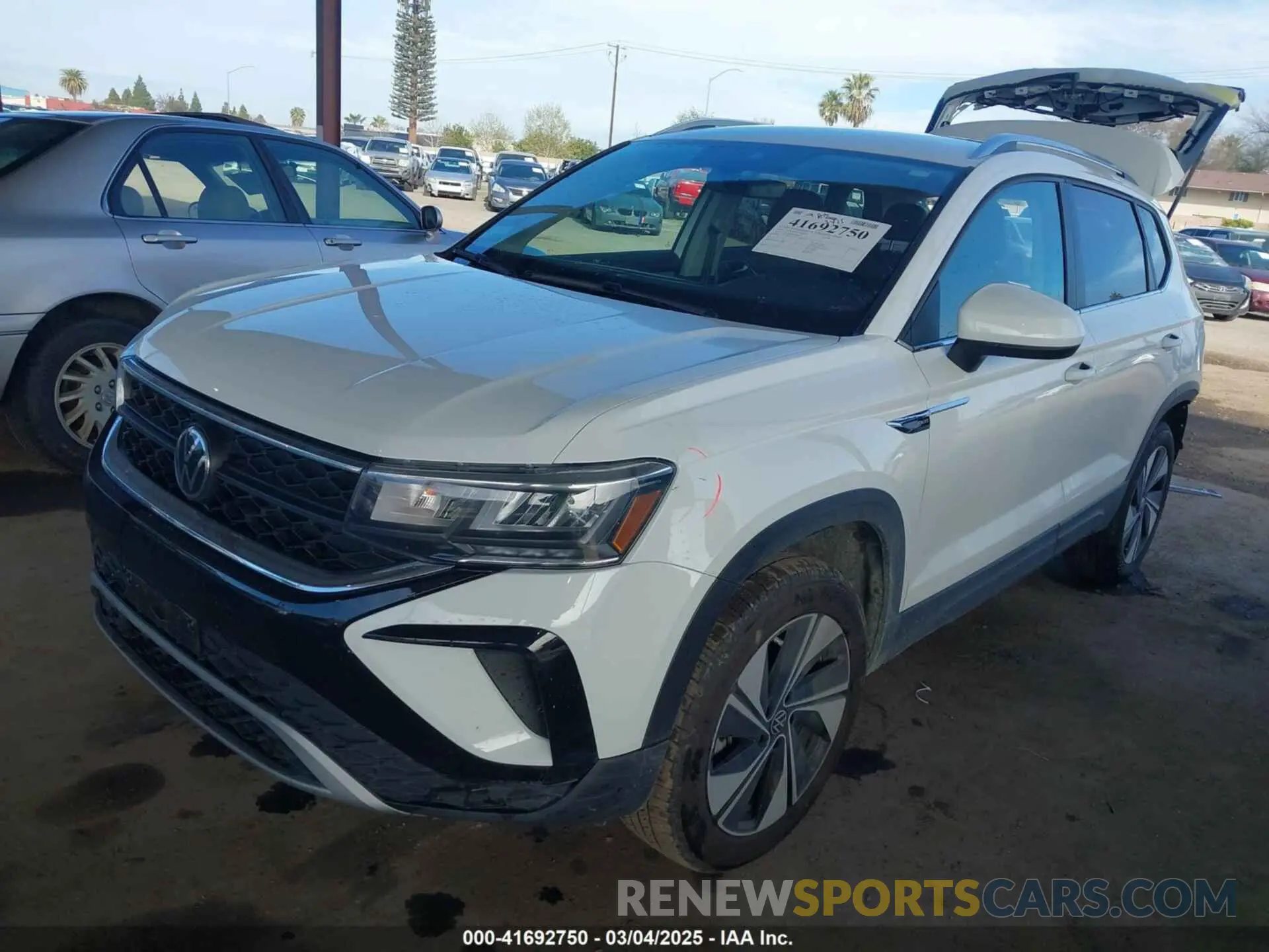 2 Photograph of a damaged car 3VVUX7B28RM062424 VOLKSWAGEN TAOS 2024