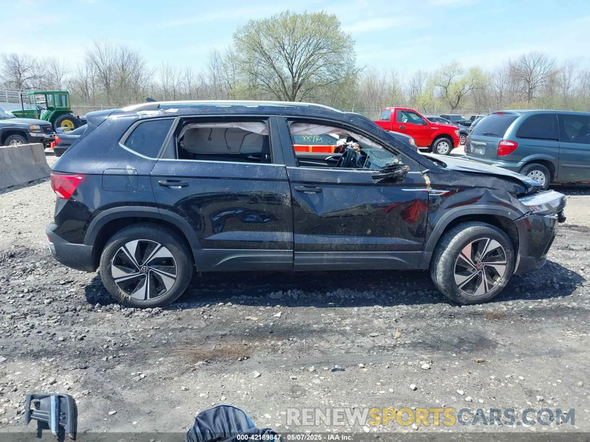 14 Photograph of a damaged car 3VVVX7B26RM052530 VOLKSWAGEN TAOS 2024