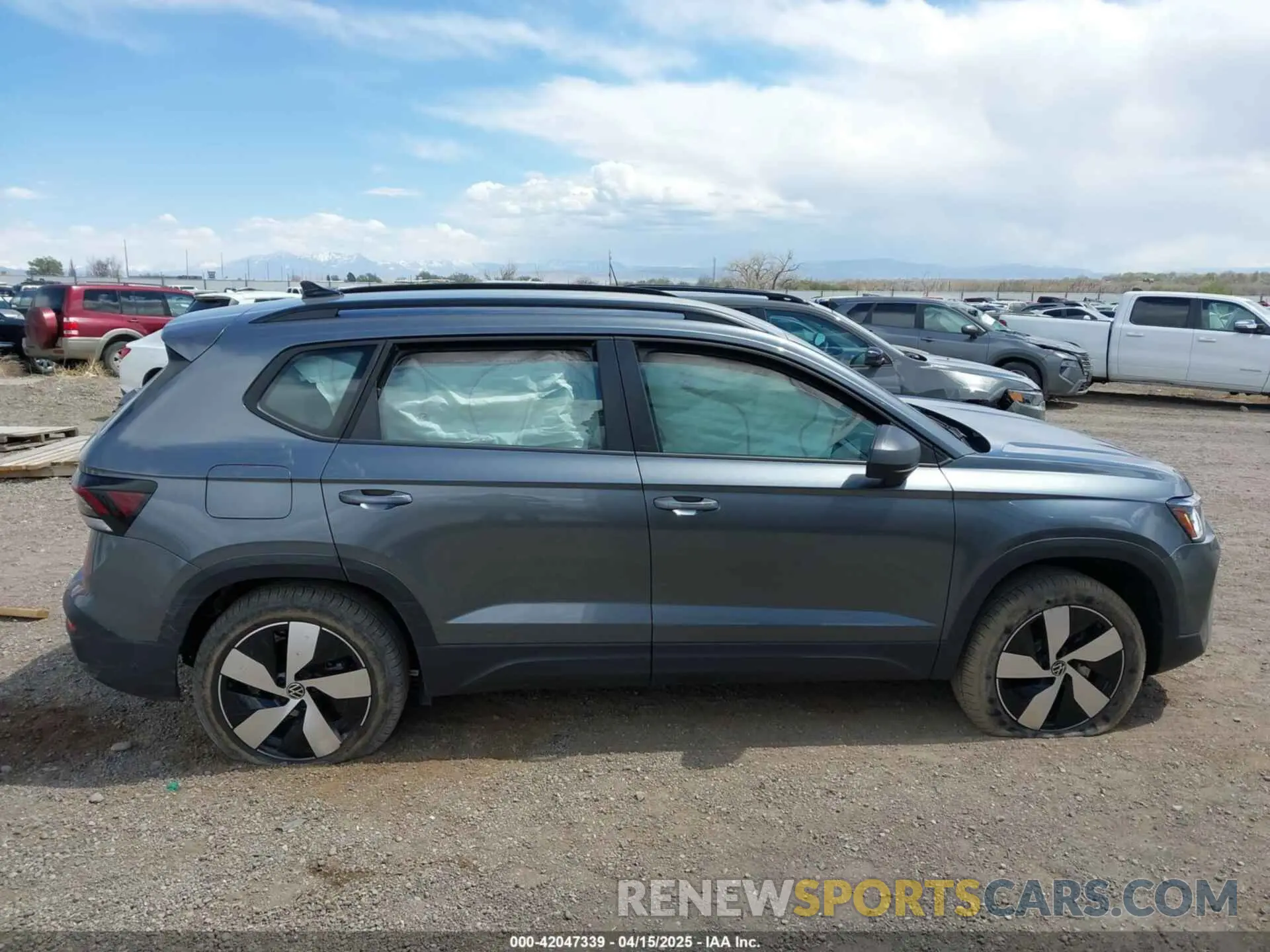 13 Photograph of a damaged car 3VV8C7B20SM007811 VOLKSWAGEN TAOS 2025