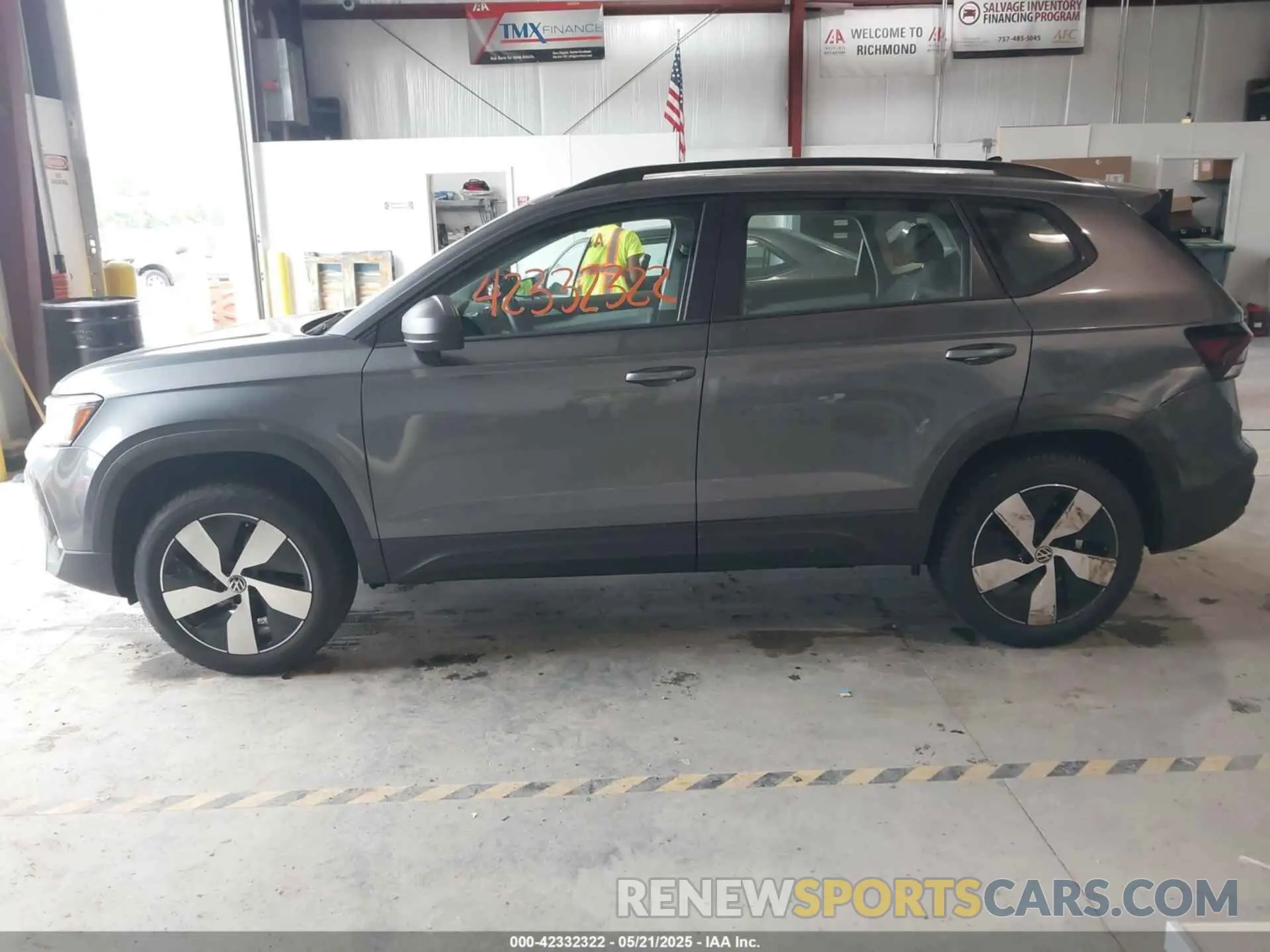 14 Photograph of a damaged car 3VV8C7B24SM030914 VOLKSWAGEN TAOS 2025