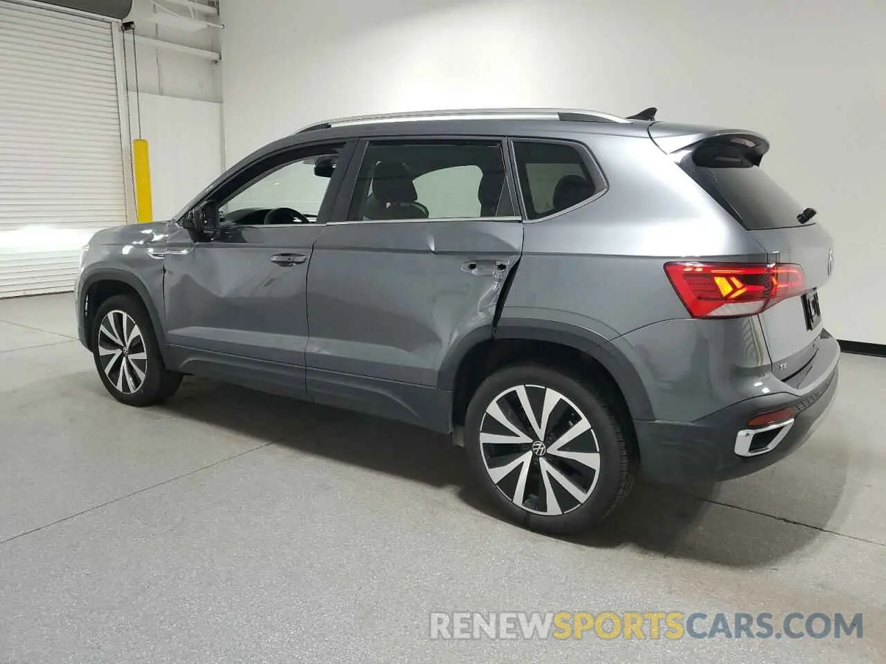 2 Photograph of a damaged car 3VVSX7B2XRM047527 VOLKSWAGEN TAOS SE 2024