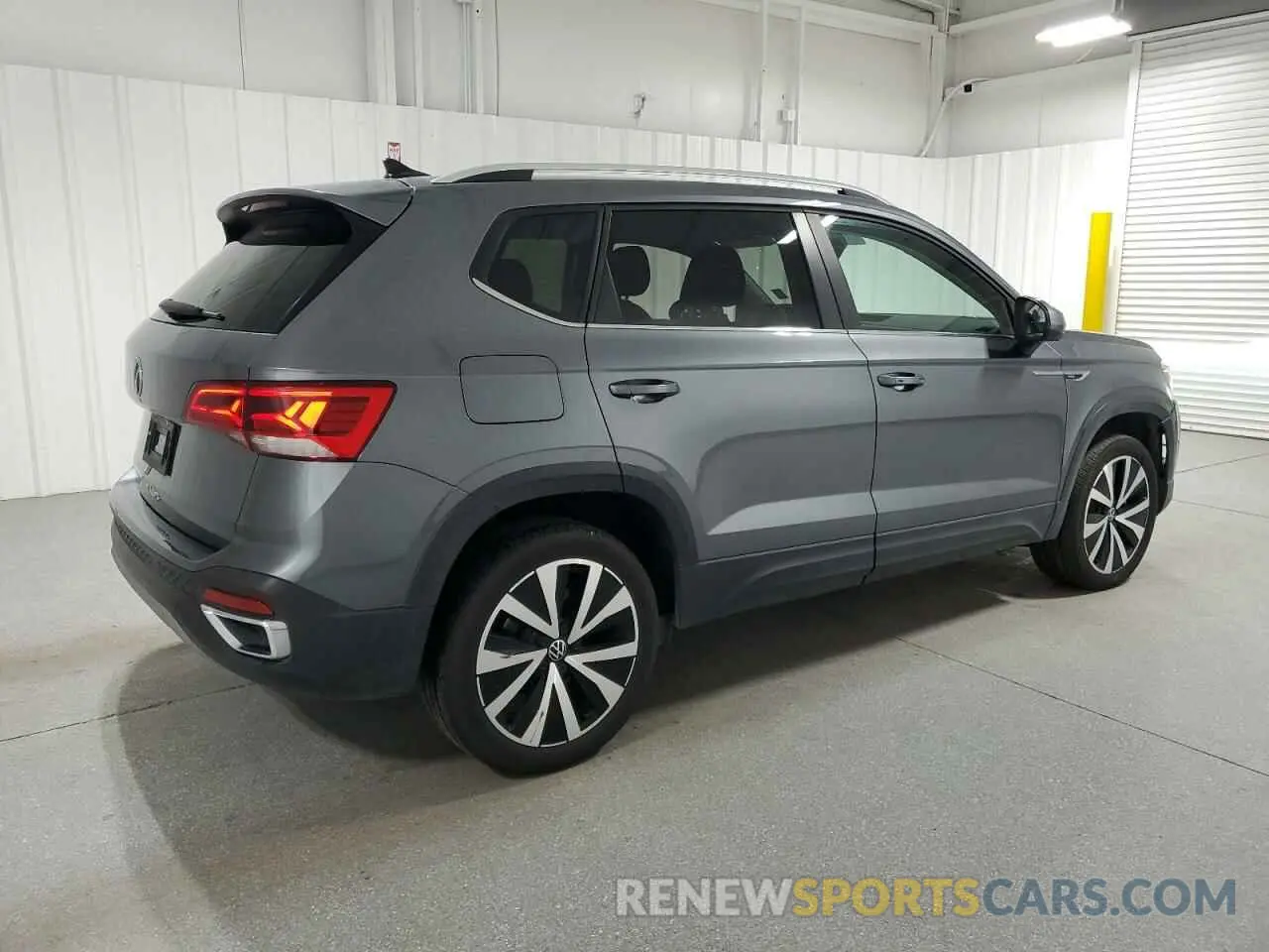 3 Photograph of a damaged car 3VVSX7B2XRM047527 VOLKSWAGEN TAOS SE 2024