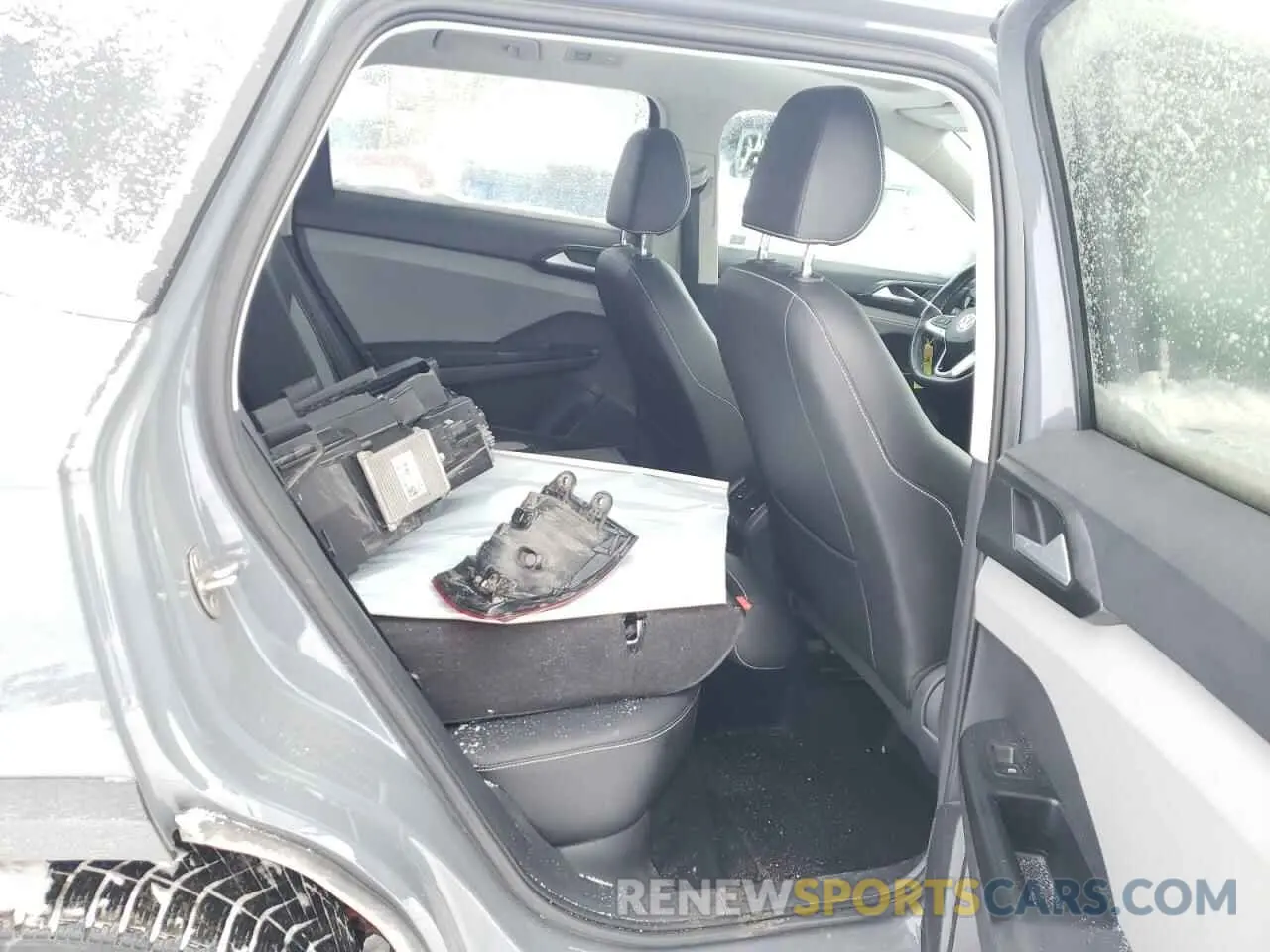 11 Photograph of a damaged car 3VV2X7B20NM030861 VOLKSWAGEN TAOS SEL 2022