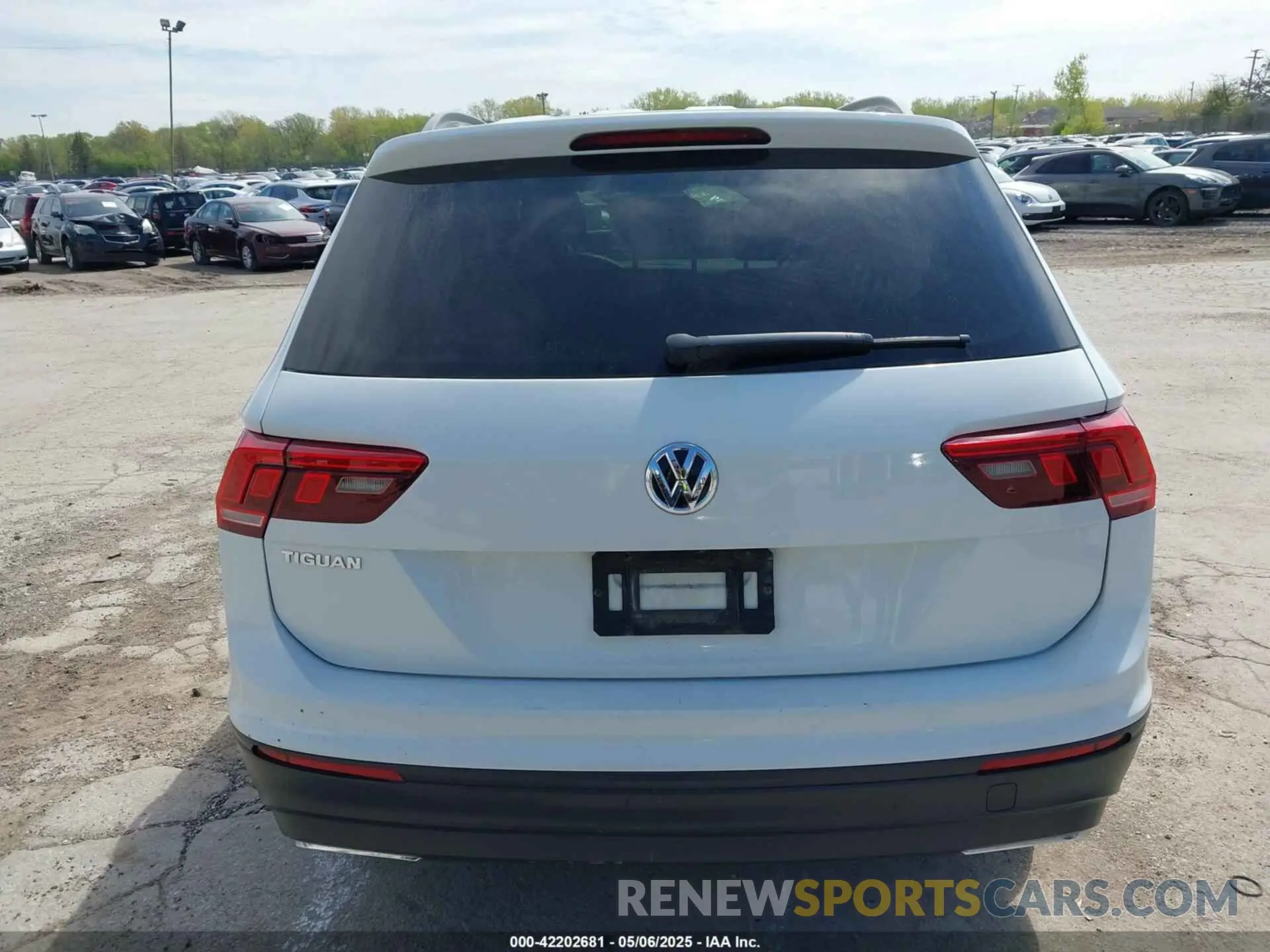 17 Photograph of a damaged car 3VV0B7AX0KM027036 VOLKSWAGEN TIGUAN 2019