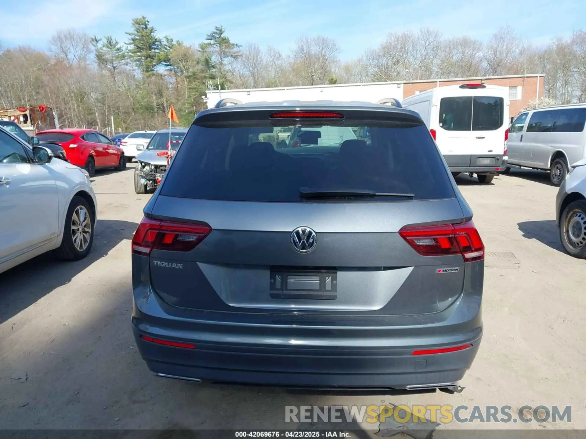 16 Photograph of a damaged car 3VV0B7AX0KM119702 VOLKSWAGEN TIGUAN 2019