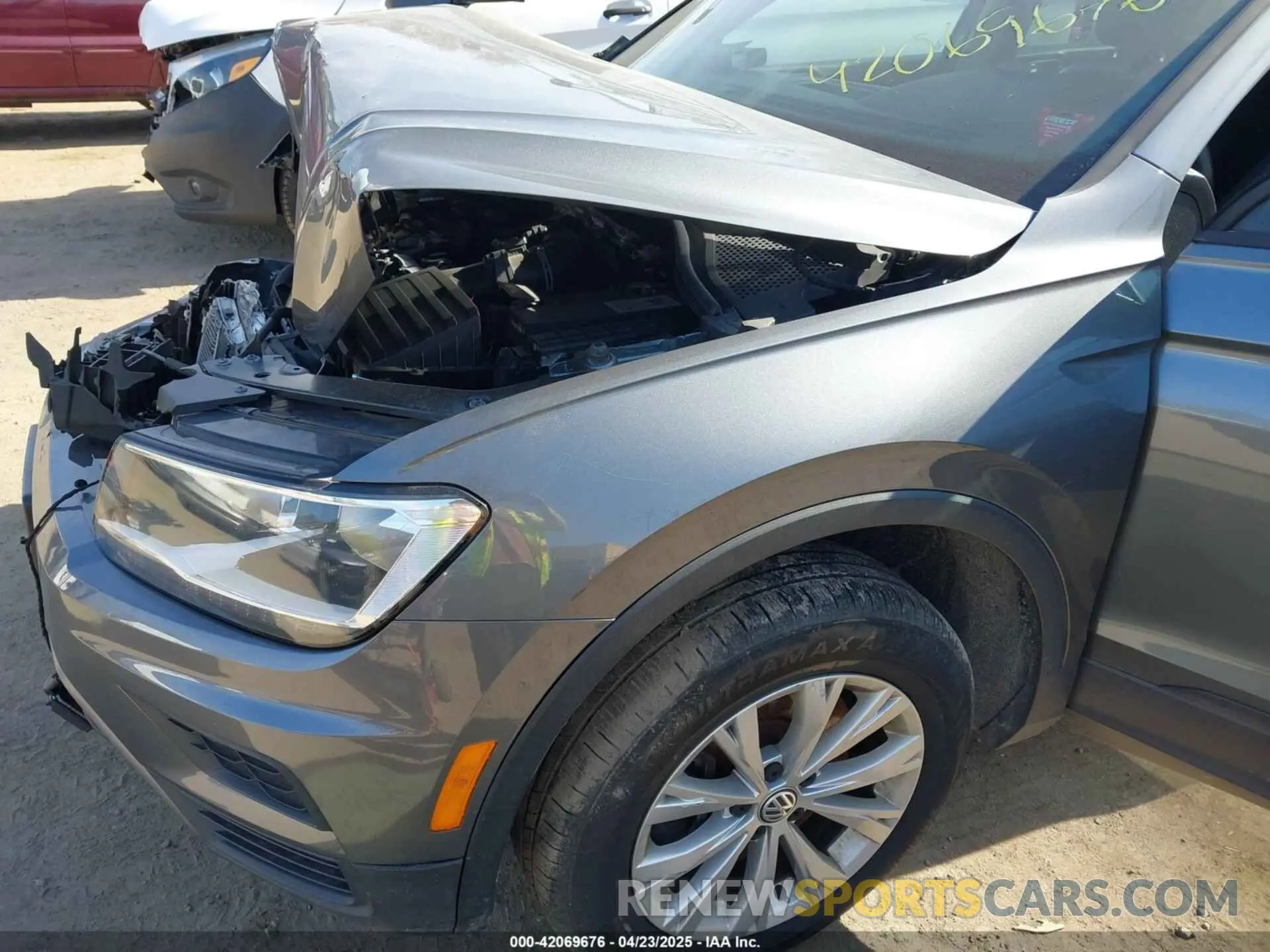 17 Photograph of a damaged car 3VV0B7AX0KM119702 VOLKSWAGEN TIGUAN 2019