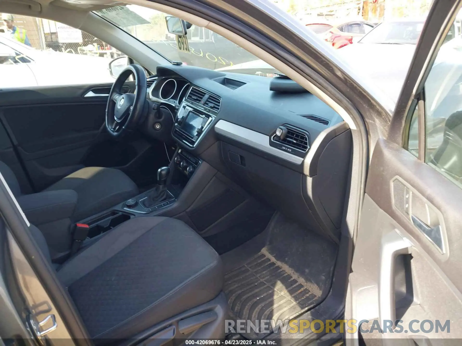 5 Photograph of a damaged car 3VV0B7AX0KM119702 VOLKSWAGEN TIGUAN 2019