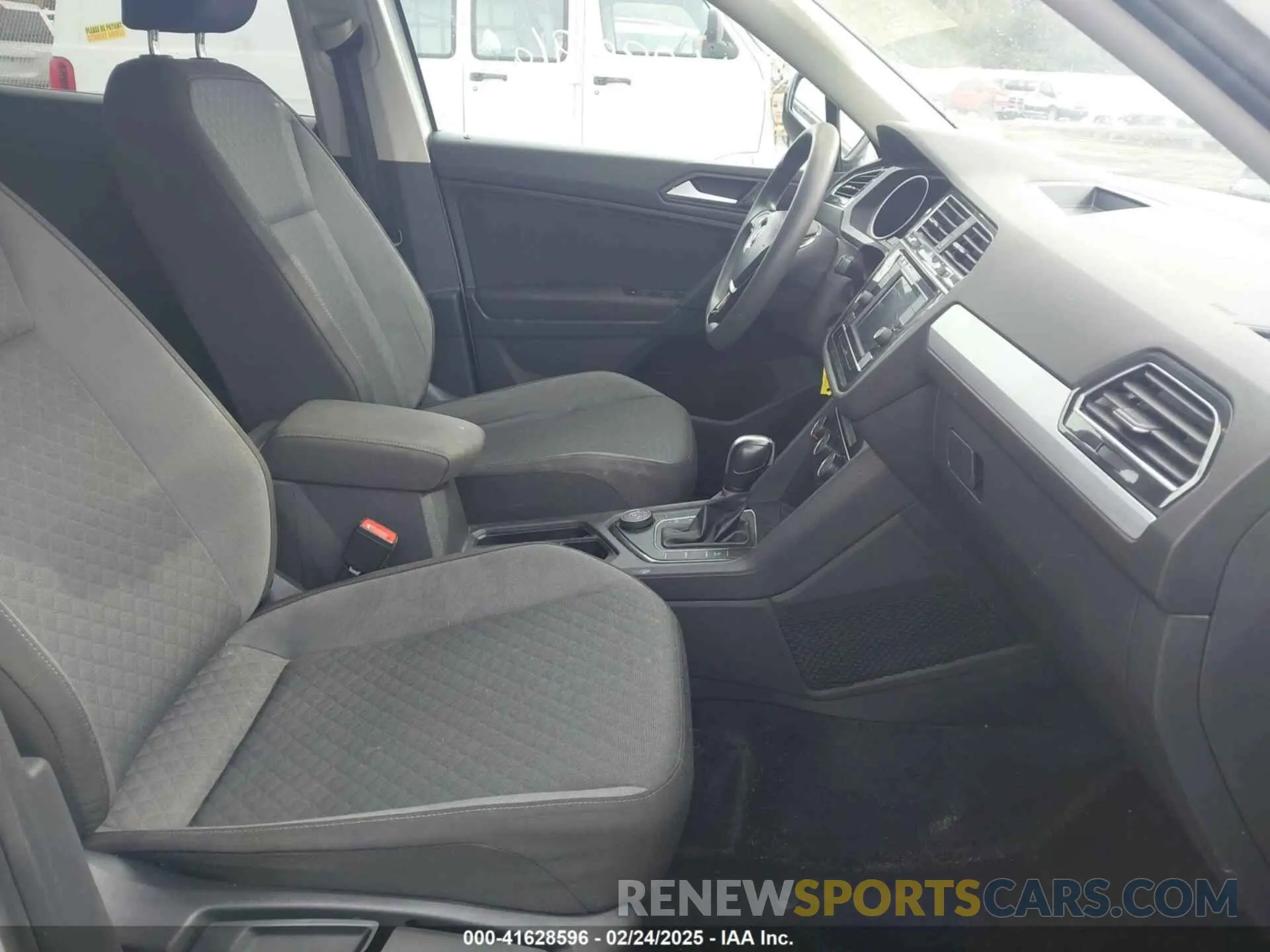 5 Photograph of a damaged car 3VV0B7AX5KM053471 VOLKSWAGEN TIGUAN 2019