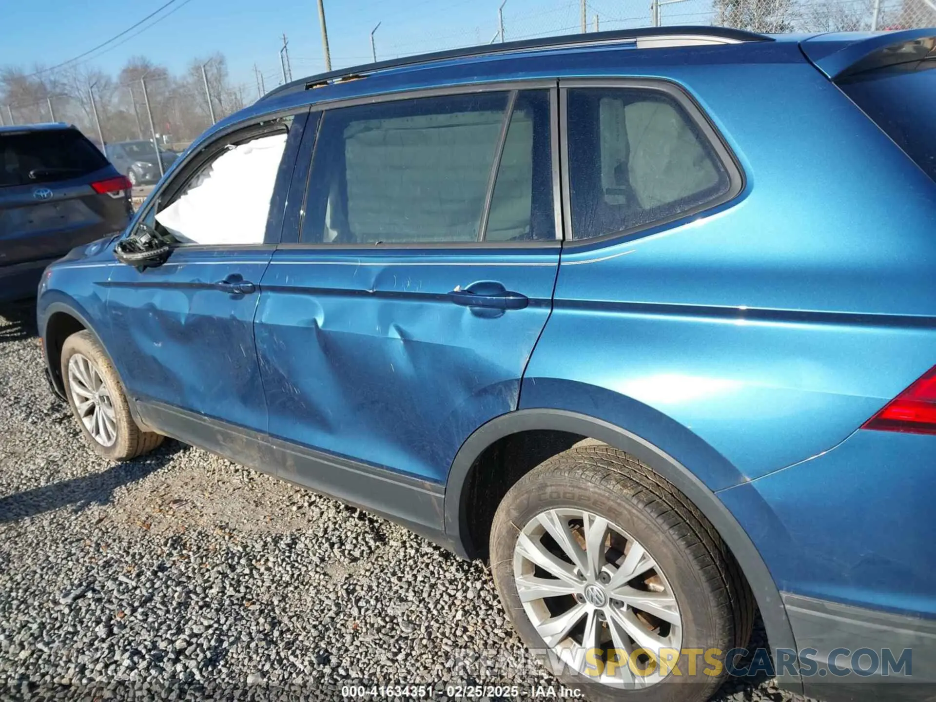 17 Photograph of a damaged car 3VV0B7AX6KM067699 VOLKSWAGEN TIGUAN 2019