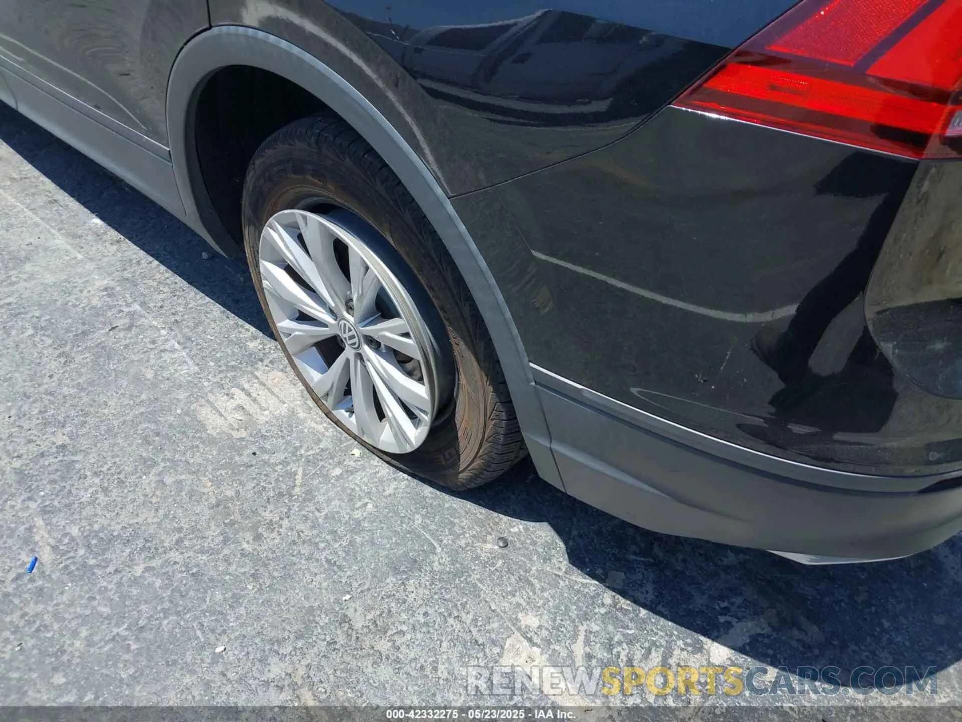 17 Photograph of a damaged car 3VV1B7AX0KM027381 VOLKSWAGEN TIGUAN 2019