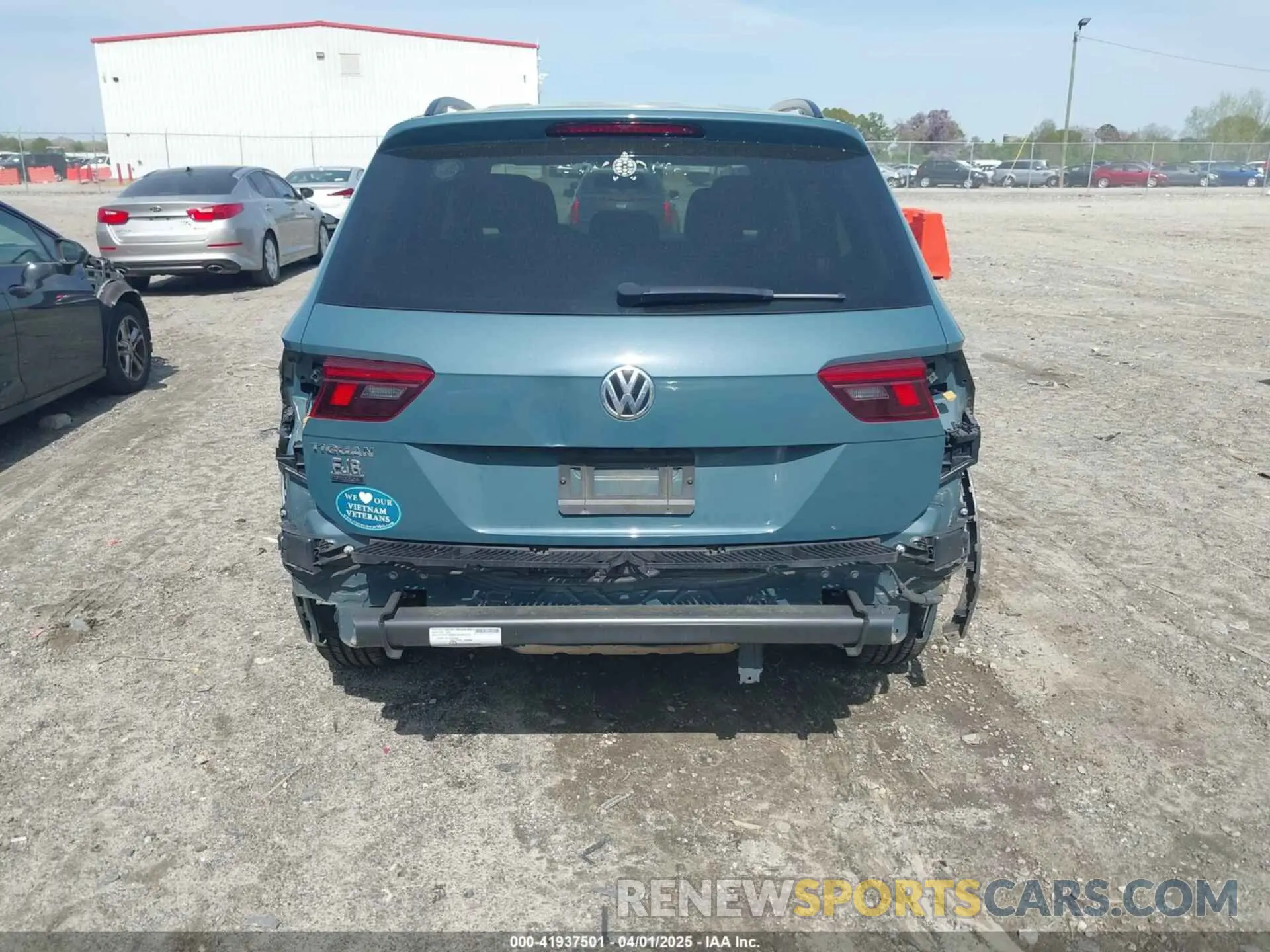17 Photograph of a damaged car 3VV1B7AX2KM131063 VOLKSWAGEN TIGUAN 2019
