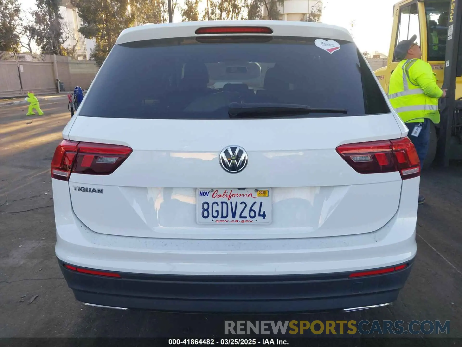 17 Photograph of a damaged car 3VV1B7AX4KM009210 VOLKSWAGEN TIGUAN 2019